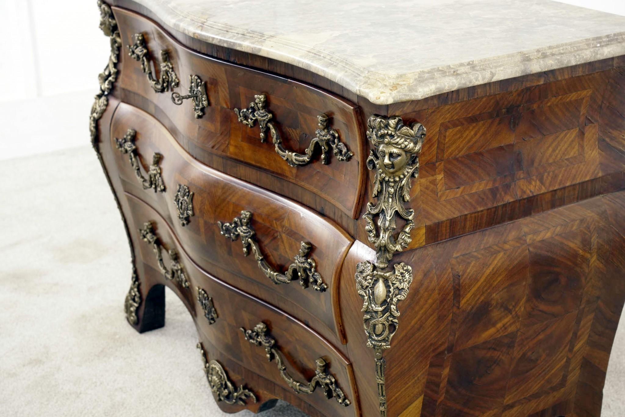 Commode française ancienne Louis XVI à tiroirs bombés, 1880 Bon état - En vente à Potters Bar, GB