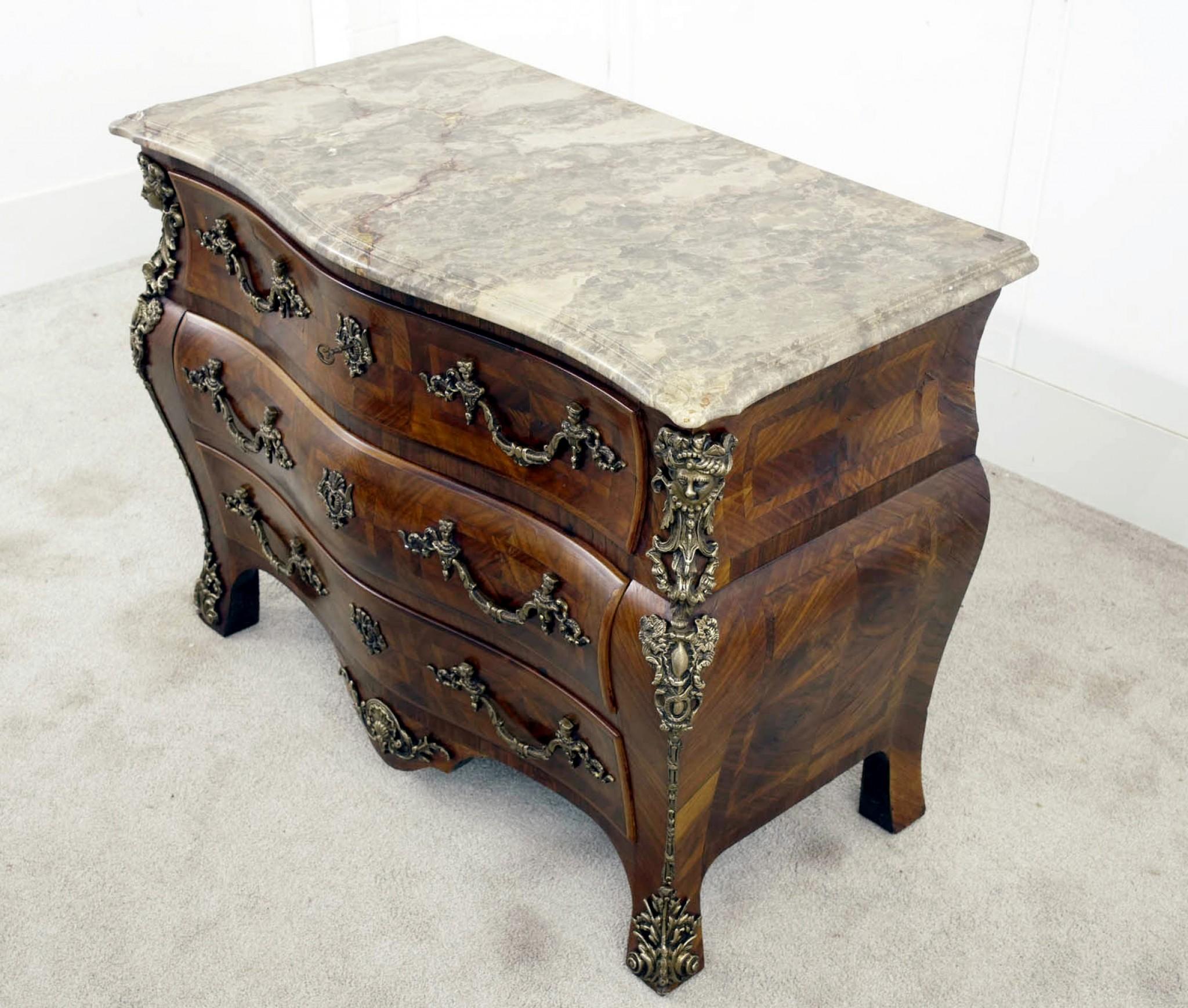 Fin du XIXe siècle Commode française ancienne Louis XVI à tiroirs bombés, 1880 en vente
