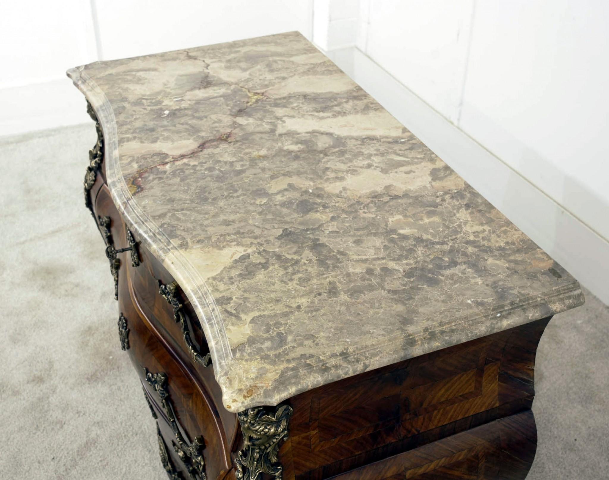 Bois Commode française ancienne Louis XVI à tiroirs bombés, 1880 en vente