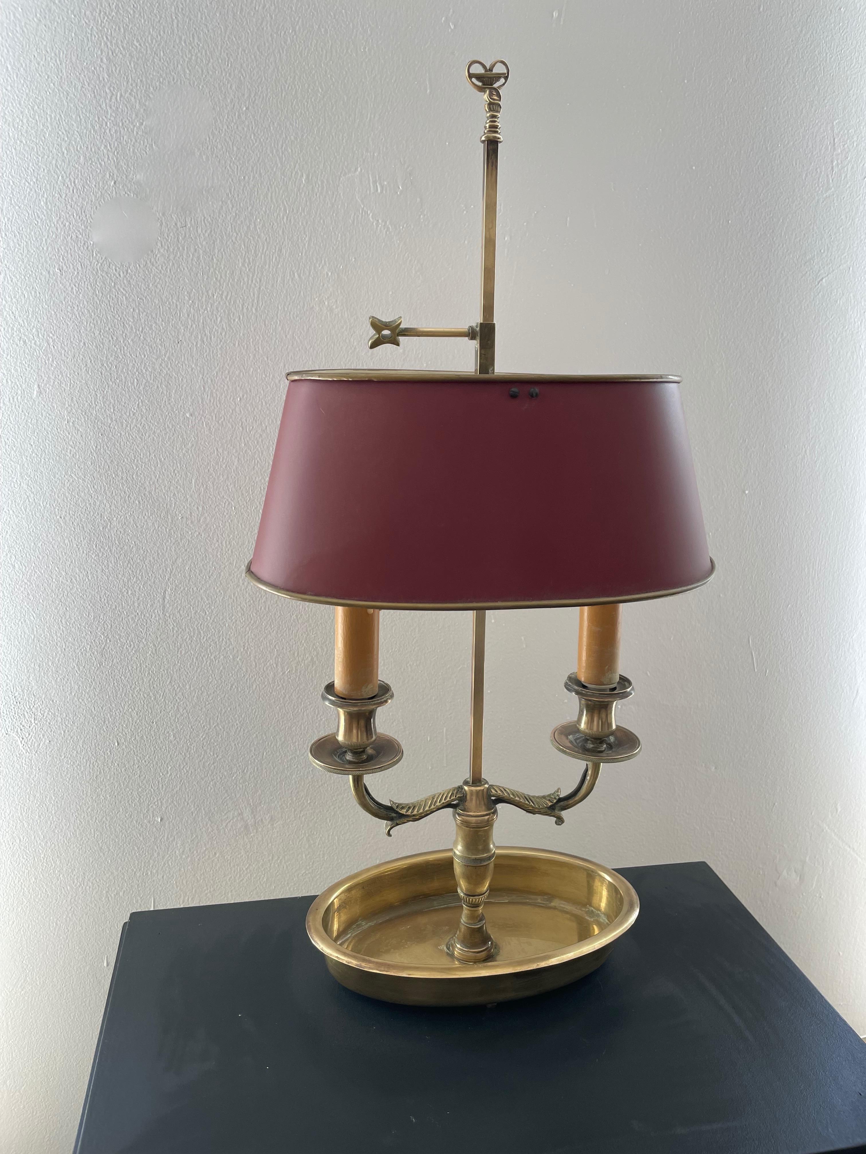 Louis XVI Brass Bouillotte Table Lamp Attributed to Maison Charles, France 1960 In Good Condition In Brussels, BE