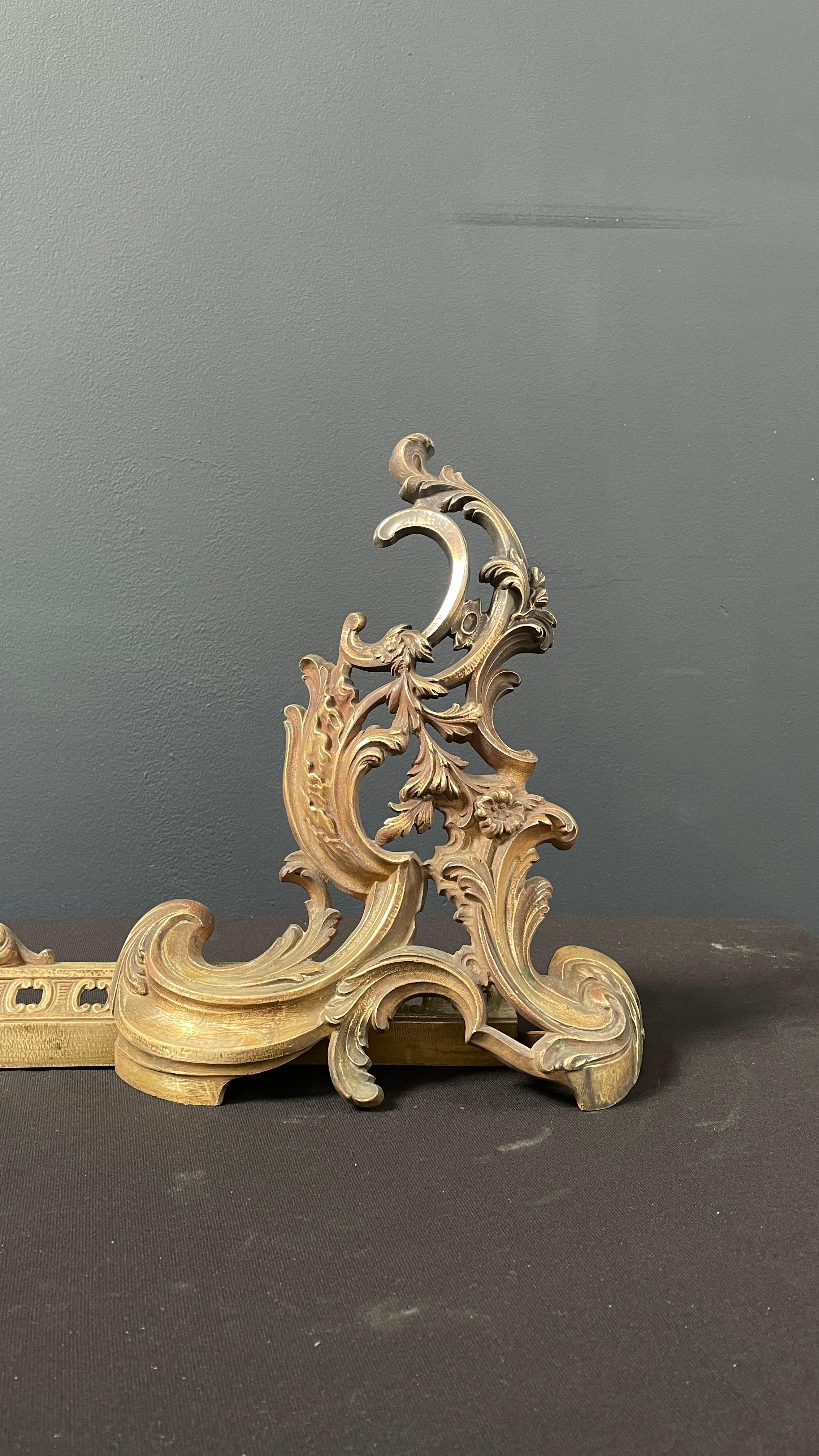 Beautiful French antique fireplace fender in the style of Louis XV.. This fender is very rich in detail and in good condition. The width of the fender is adjustable to suit your situation. 

Width is adjustable: min 87 cm, max 127cm.