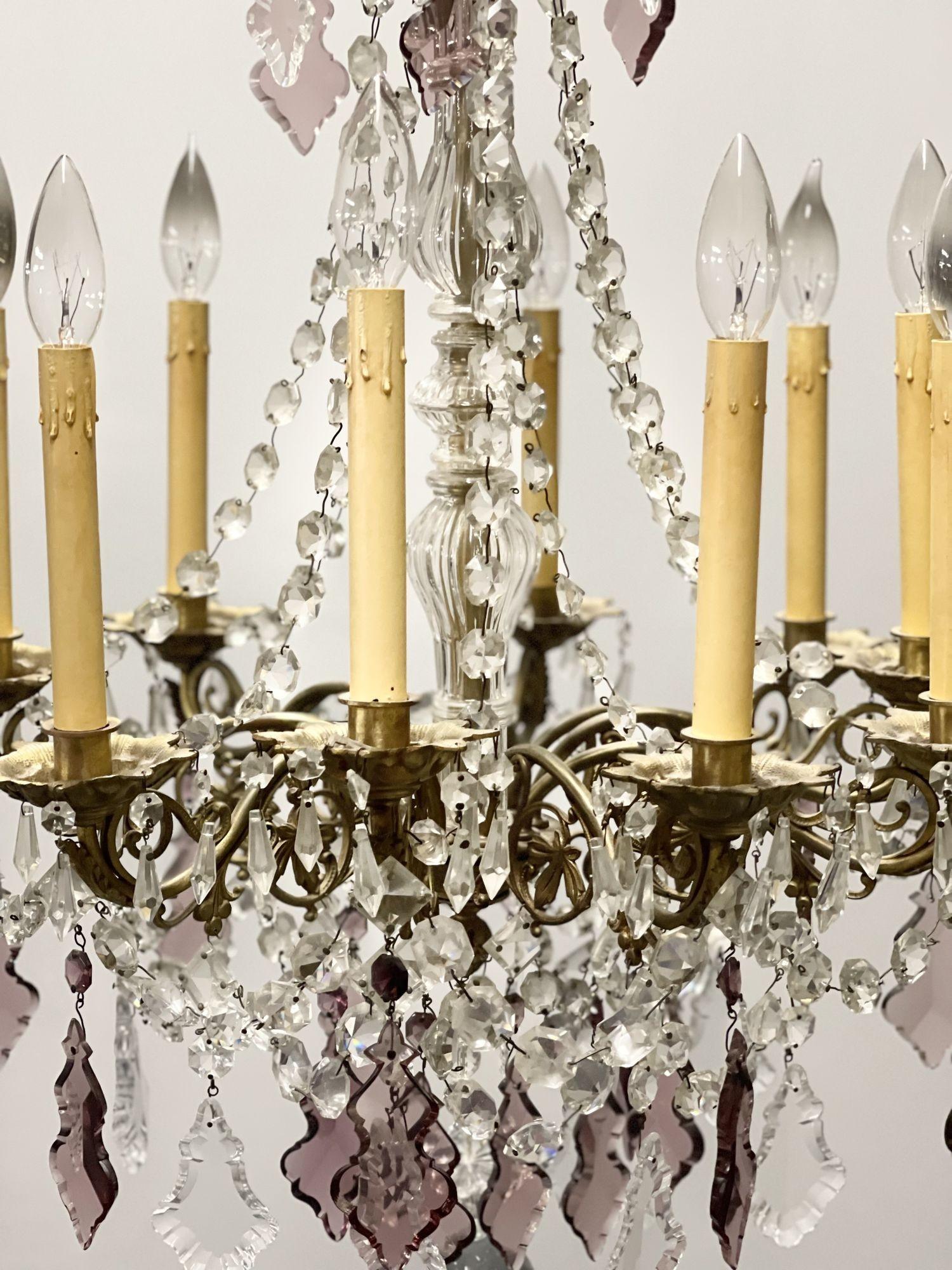 XIX secolo Lampadario Luigi XVI in bronzo e cristallo, cristalli colorati e trasparenti, Francia in vendita