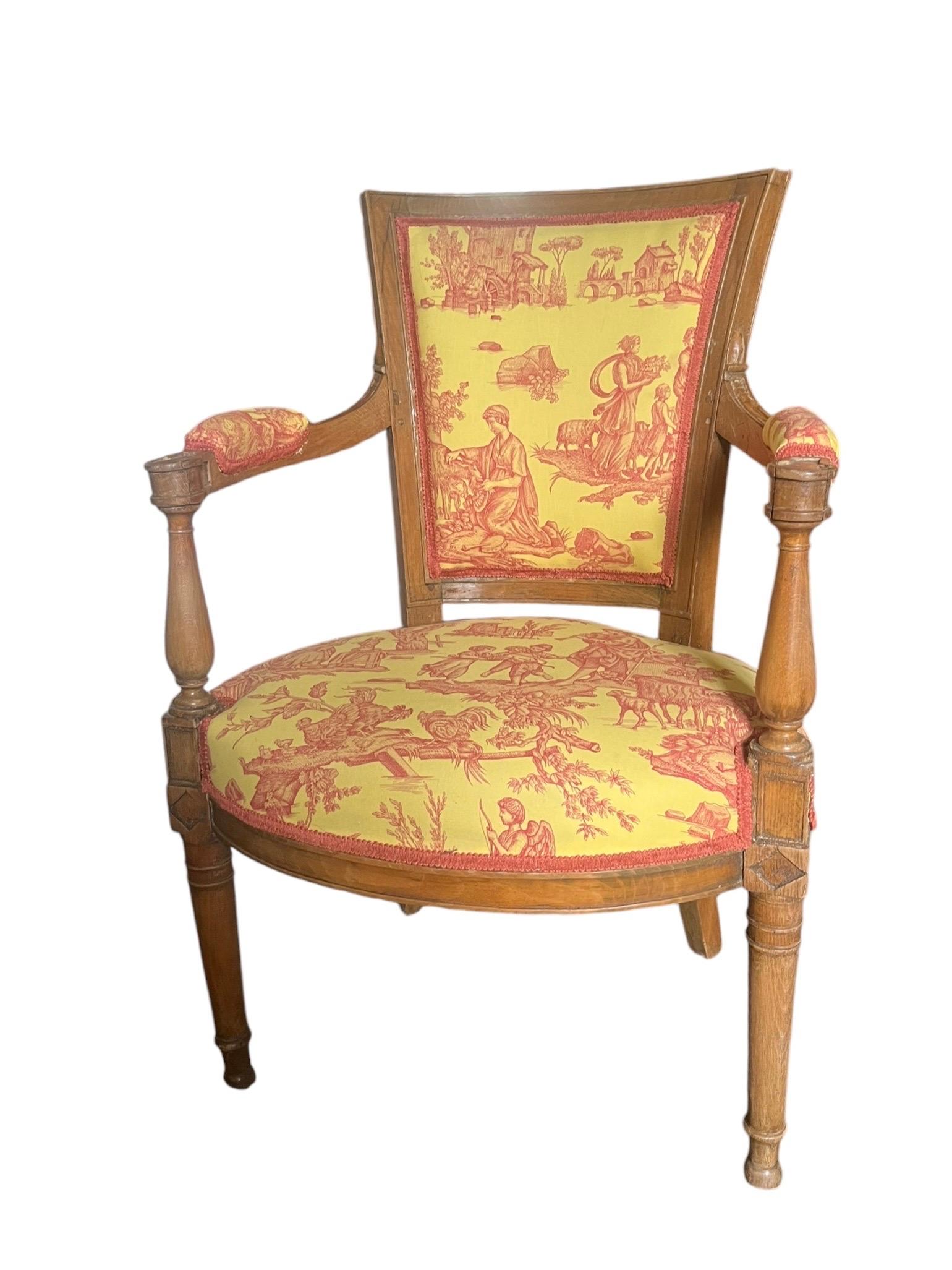 Sillón cabriolé de estilo Luis XVI / Directoire muy encantador de la época del Directoire, siglo XVIII.
Este bonito sillón es de madera de haya moldeada, con respaldo curvado.
La consola del reposabrazos es de balaustre, tallada con un rombo.
Las