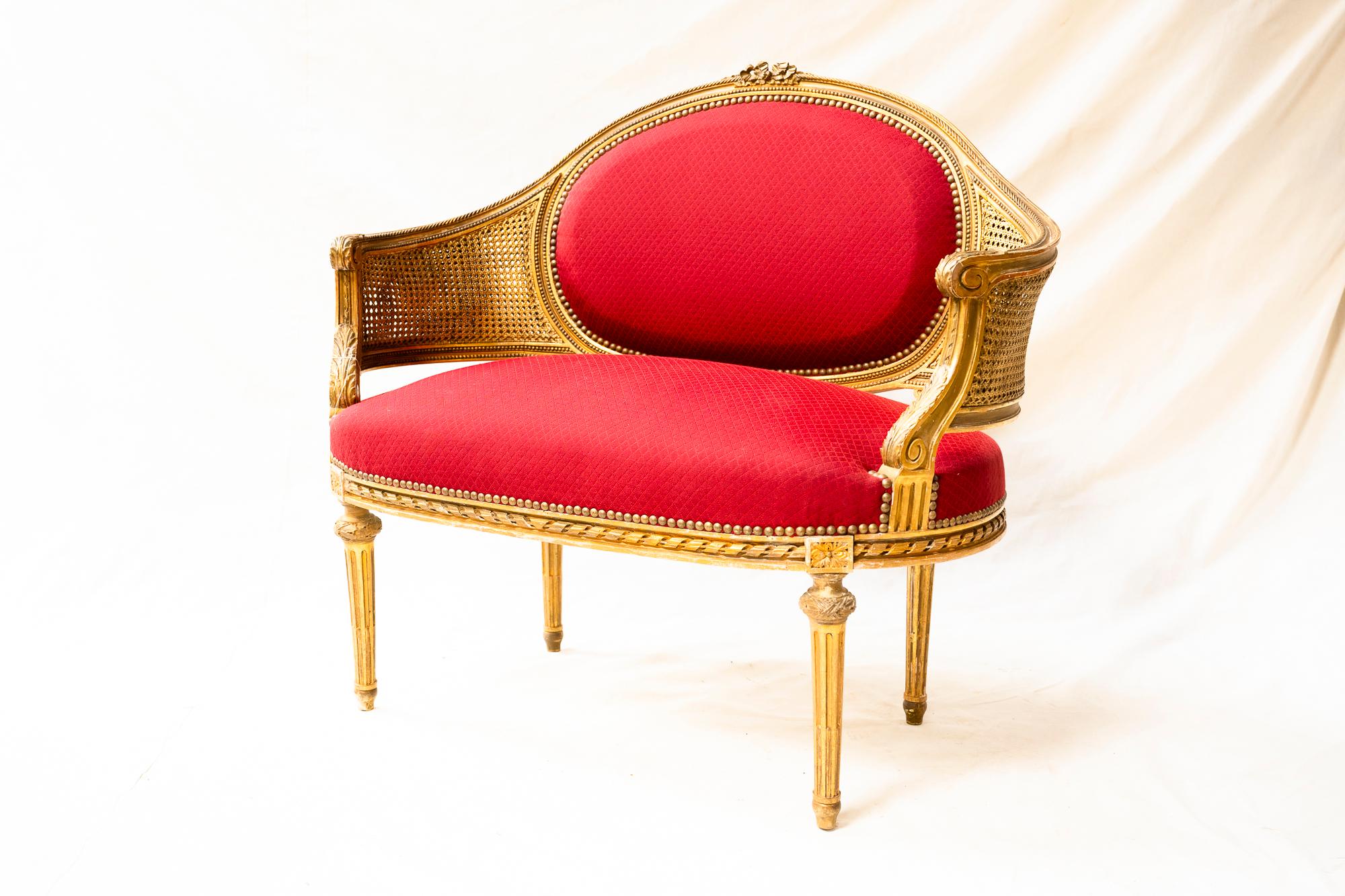 Louis XVI Caned and Red Fabric Canapé en Corbeille In Good Condition In Ross, CA