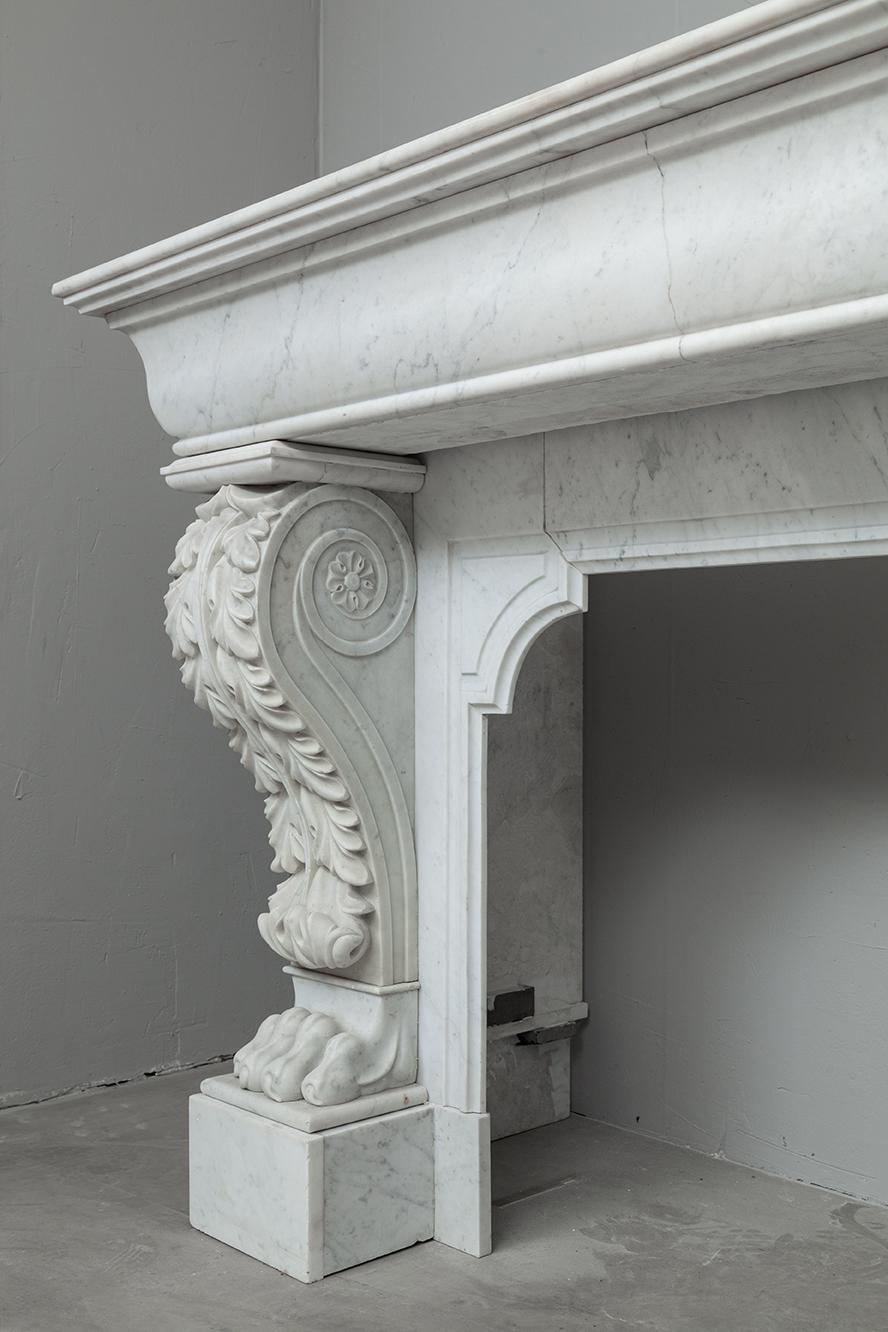 This beautiful antique mantelpiece is made from luxurious Carrara marble.
Thanks to a wide, double profiled top, the contours of this fireplace are emphasized.
The inner frame is a real eye-catcher due to the multiple profiles and milled