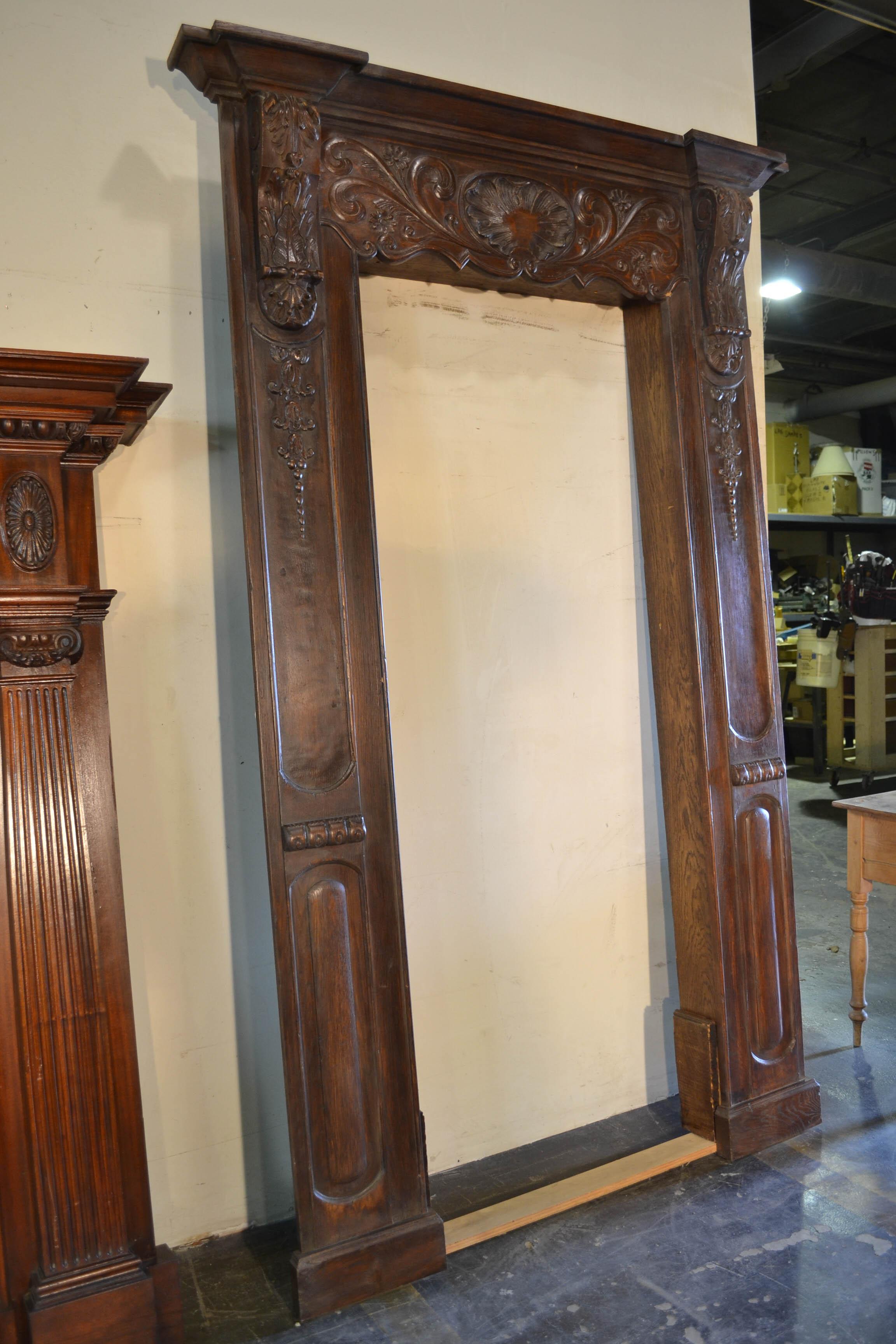 Louis XVI Carved Door Surround In Good Condition In Chicago, IL