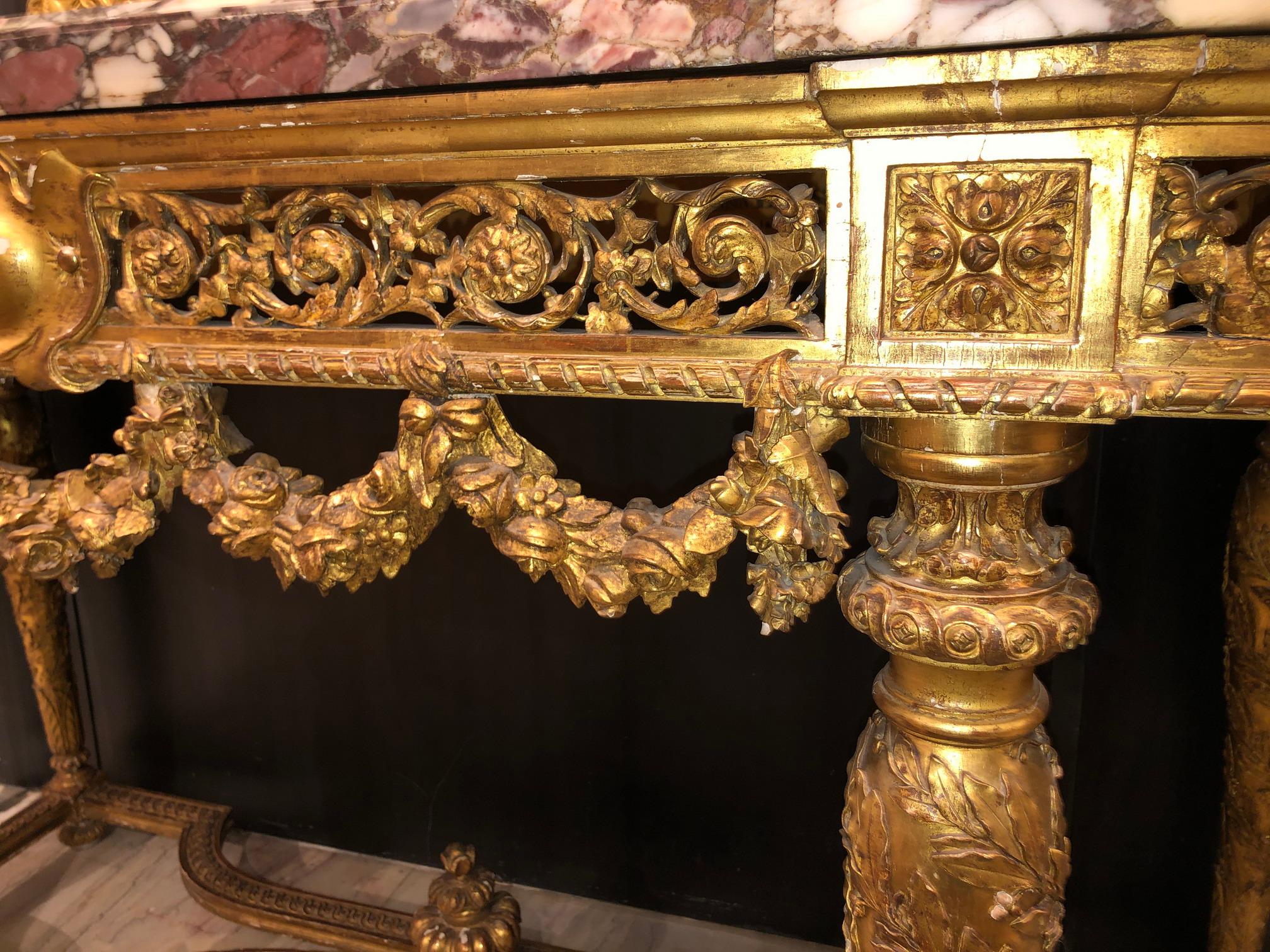 Extraordinaire Console de style Louis XVI en bois doré et sculpté à la main, avec plateau en marbre, signée Maison Leys 3 place de la Madeline Paris. 
France, vers 1880.
Dimensions : Hauteur 36 1/4
