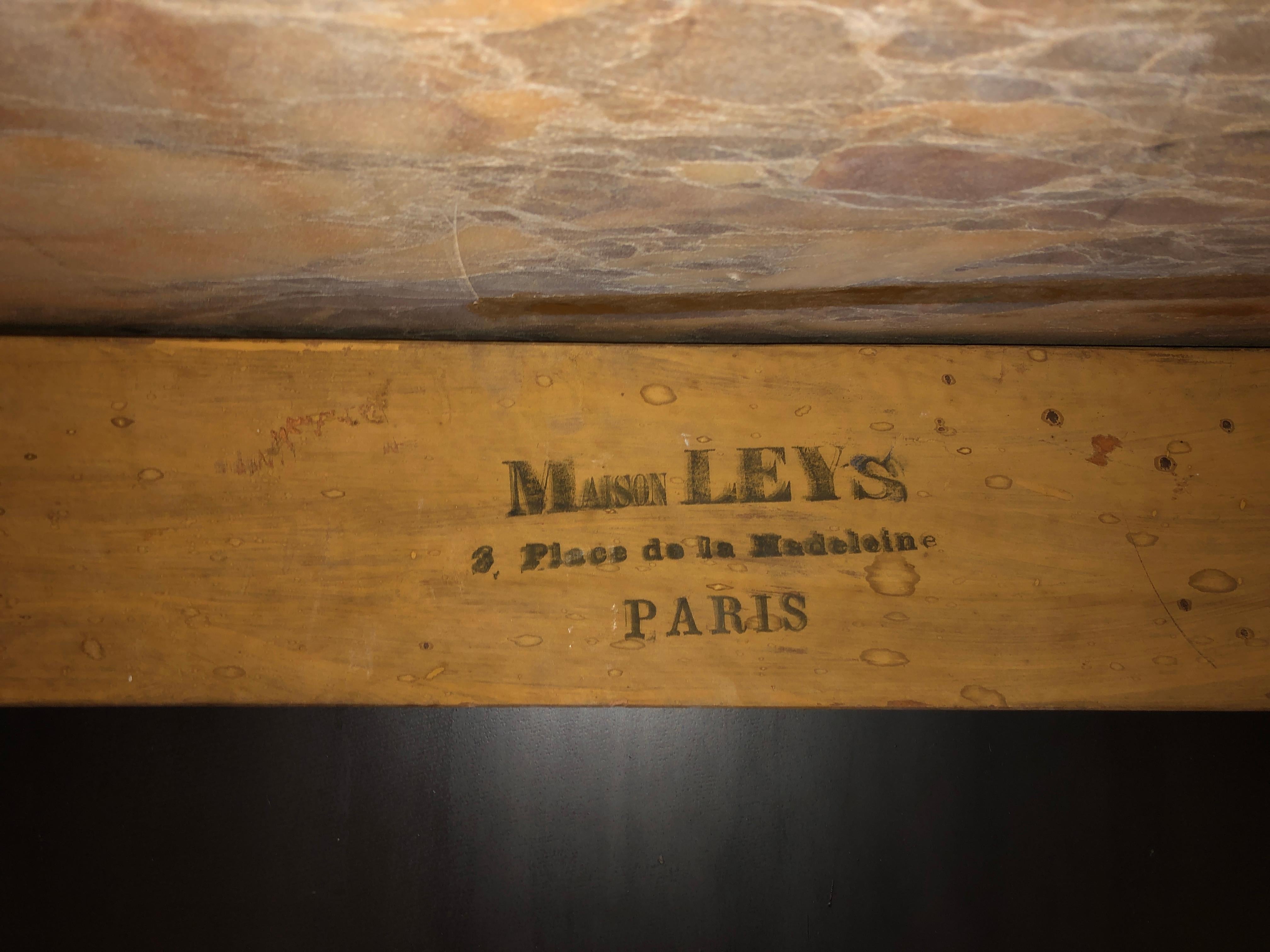 Konsolentisch aus geschnitztem, vergoldetem Holz mit Marmorplatte „Fleur de Pecher“ im Stil Louis XVI. (Vergoldet) im Angebot
