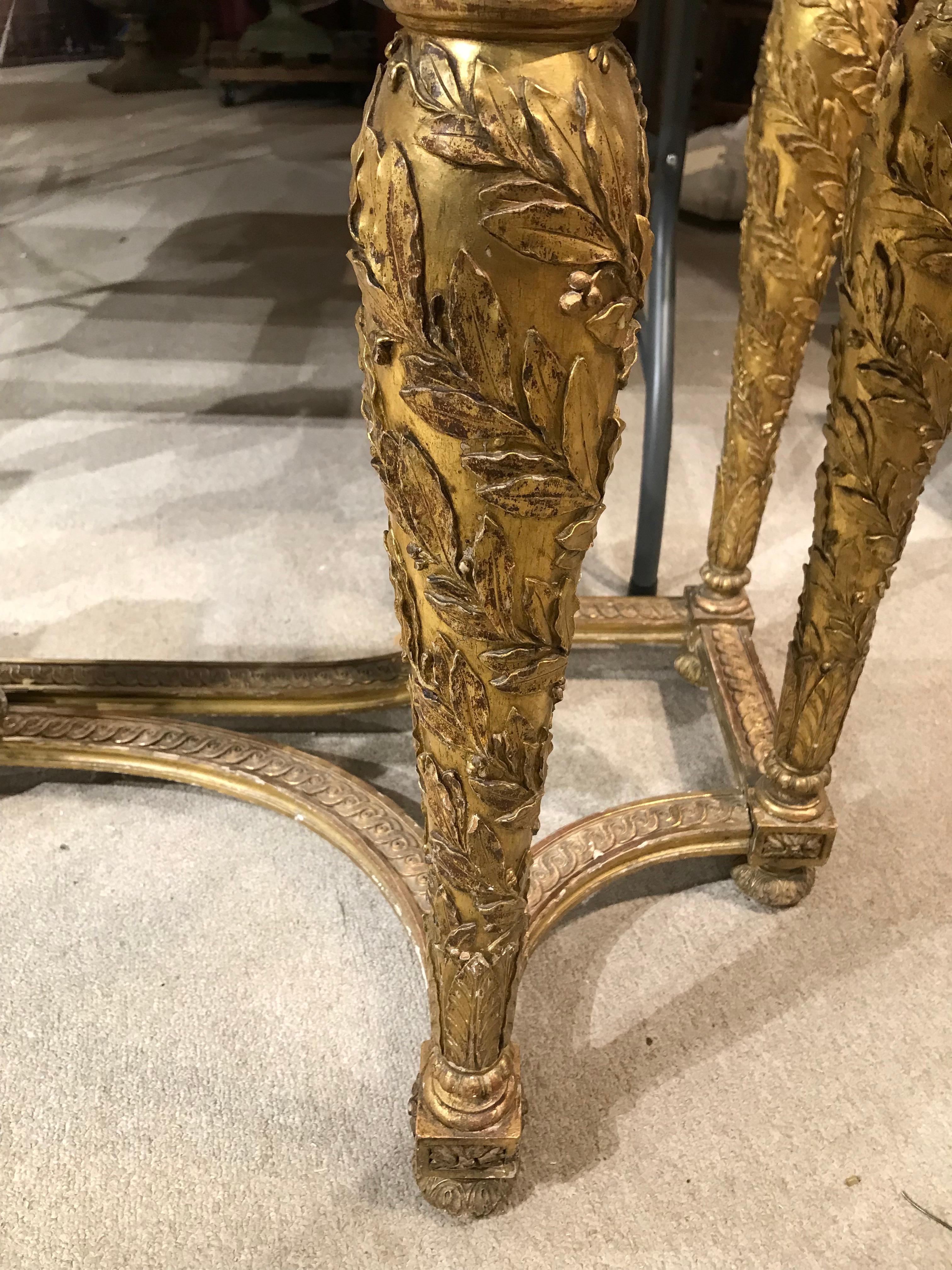 Table console Louis XVI en bois sculpté et doré « Fleur de Pecher » avec plateau en marbre Bon état - En vente à Atlanta, GA