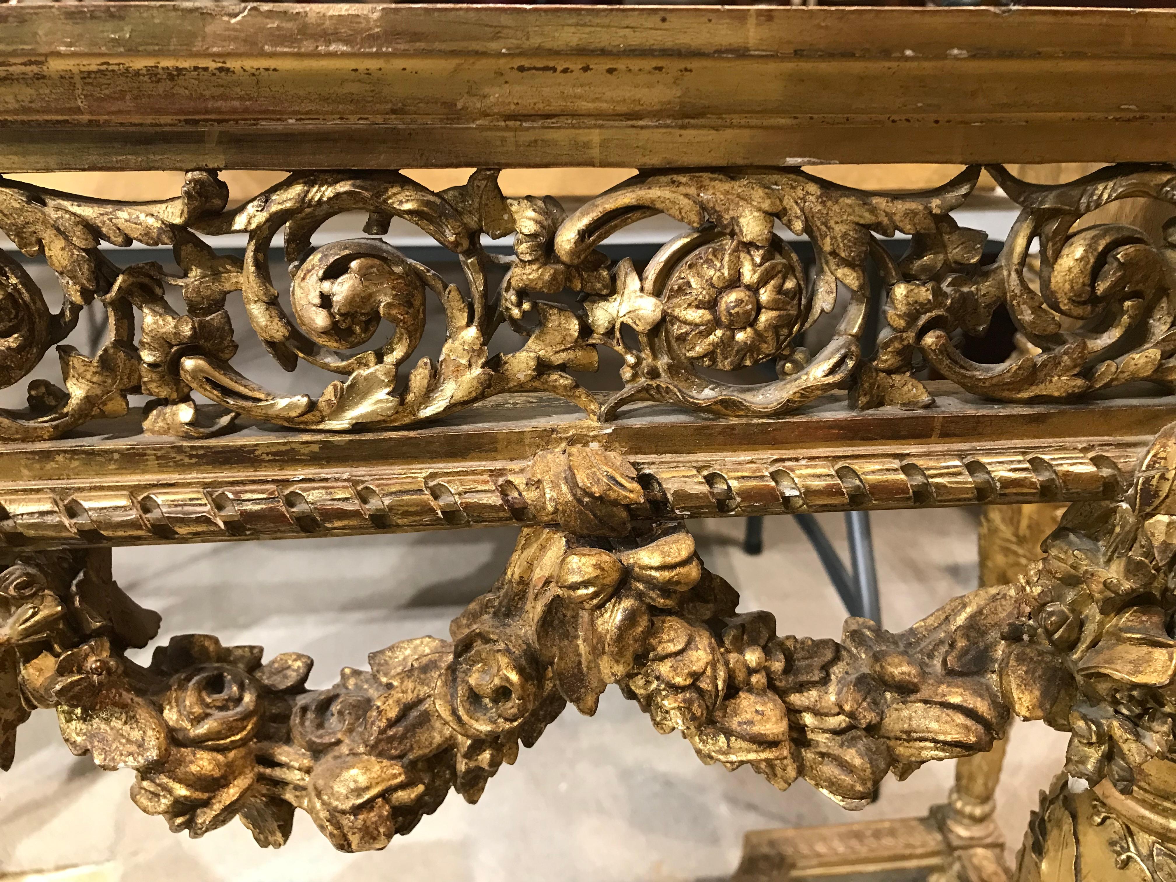Fin du XIXe siècle Table console Louis XVI en bois sculpté et doré « Fleur de Pecher » avec plateau en marbre en vente