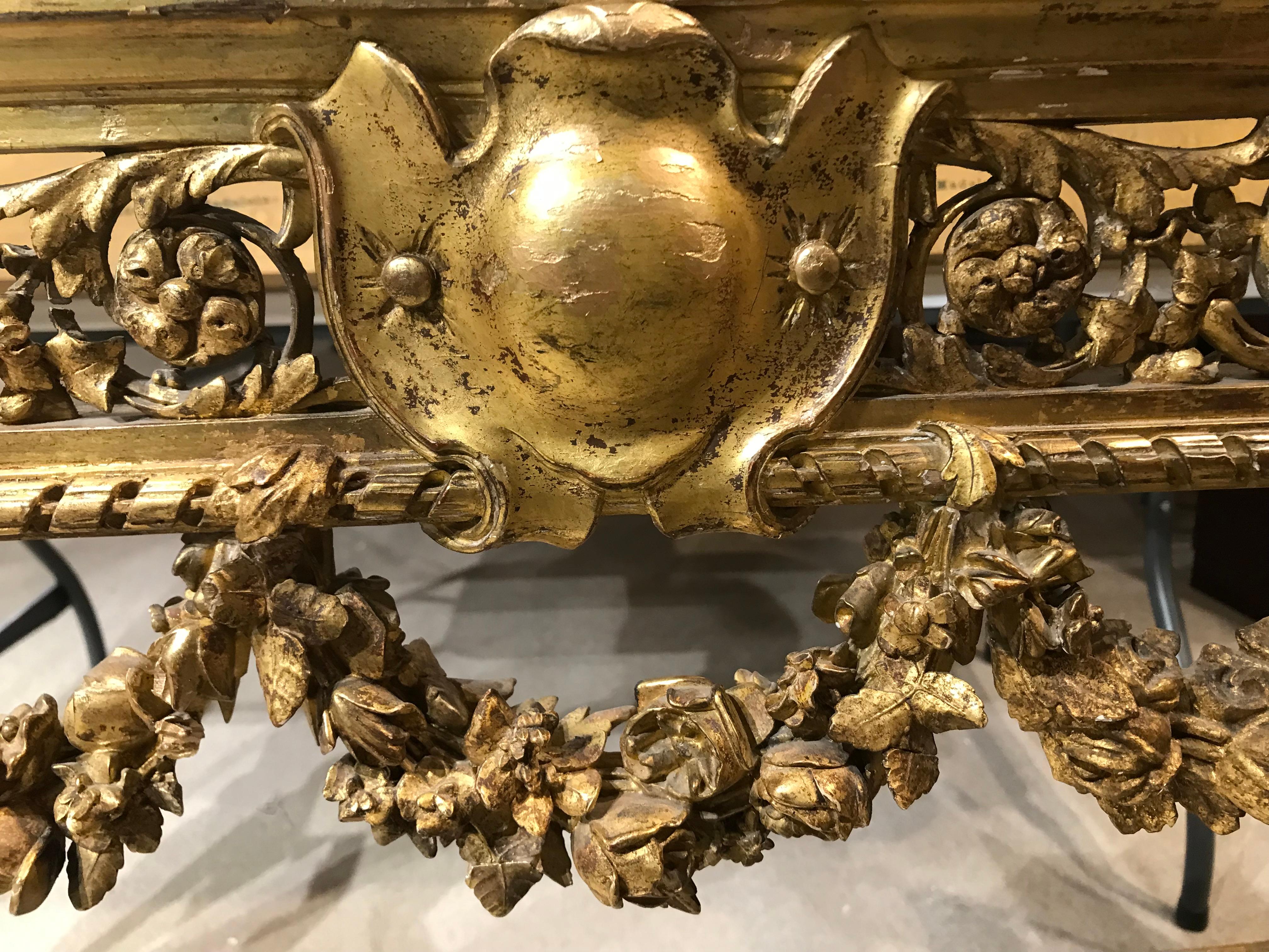 Marbre Table console Louis XVI en bois sculpté et doré « Fleur de Pecher » avec plateau en marbre en vente