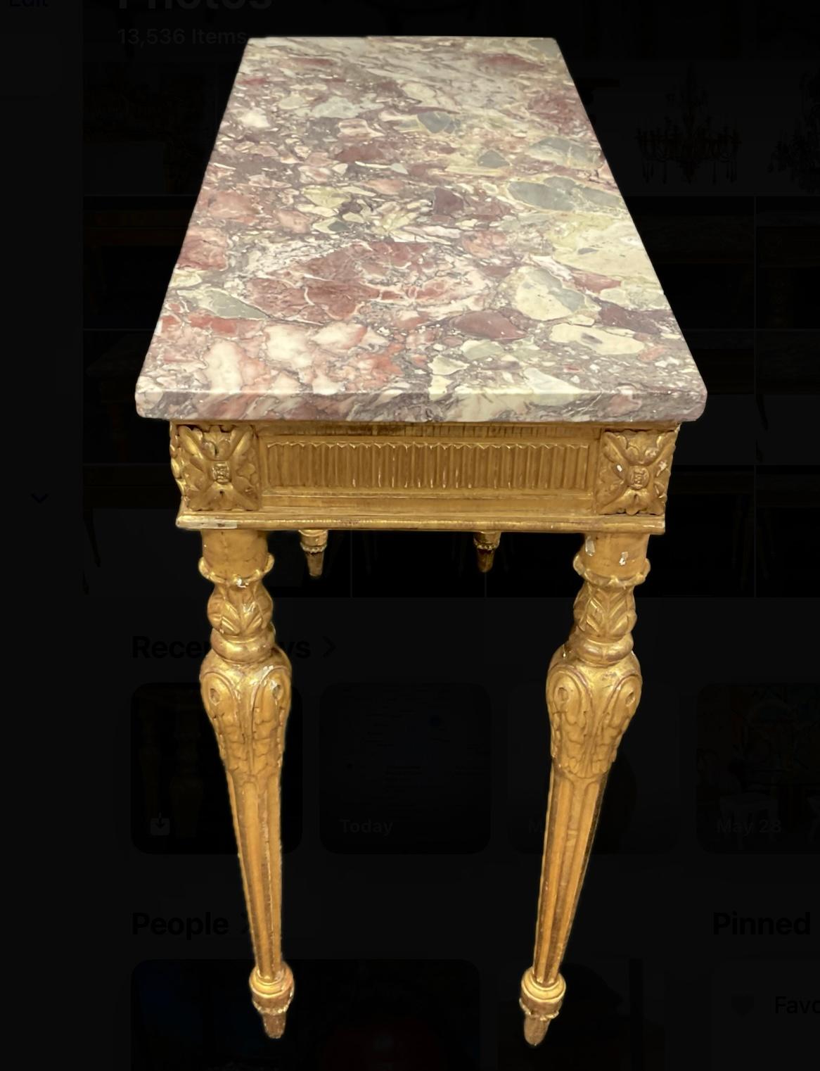 Francese Tavolo consolle in legno dorato intagliato Luigi XVI con piano in marmo in vendita