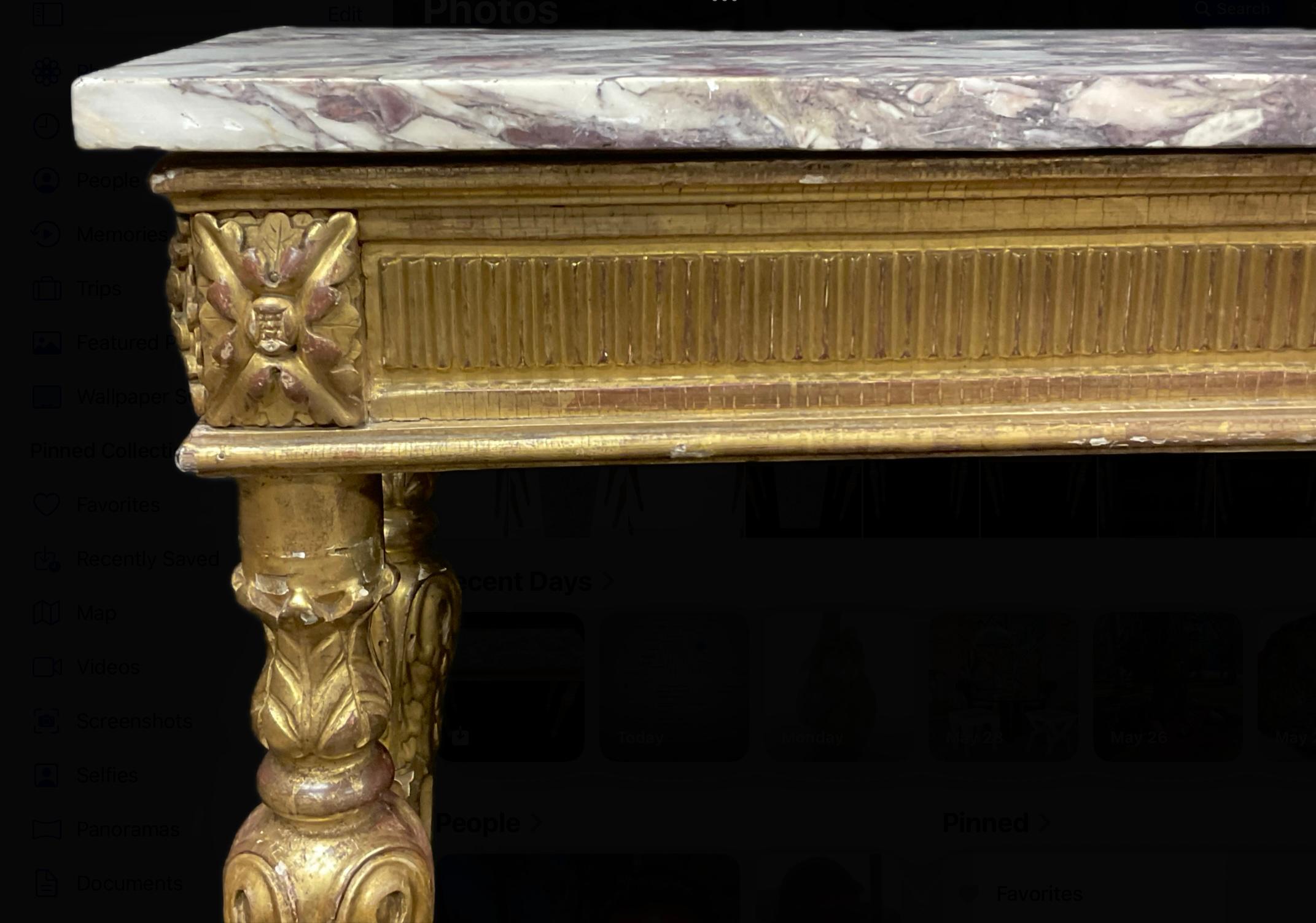 Tavolo consolle in legno dorato intagliato Luigi XVI con piano in marmo In condizioni buone in vendita a Bradenton, FL