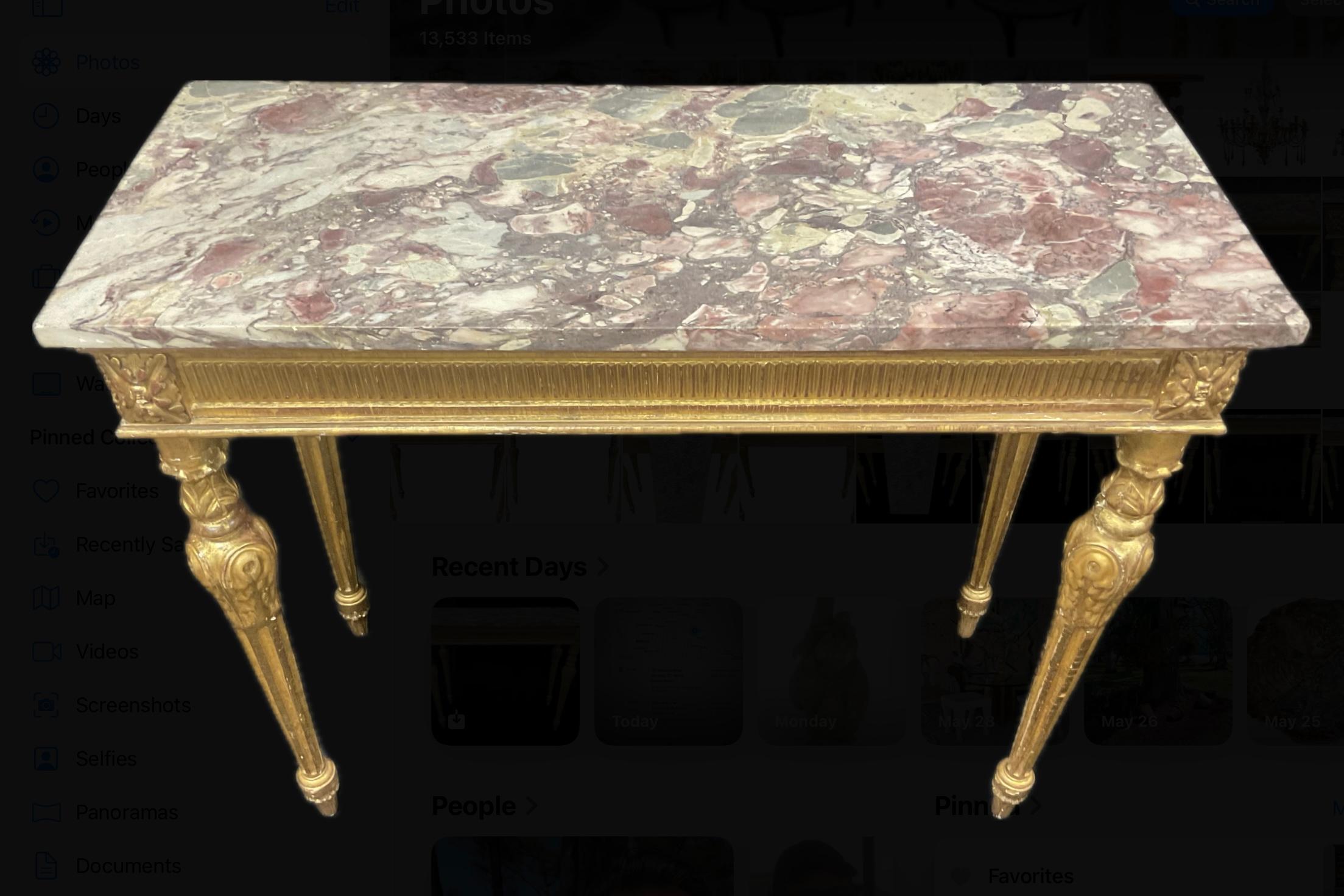 XVIII secolo Tavolo consolle in legno dorato intagliato Luigi XVI con piano in marmo in vendita