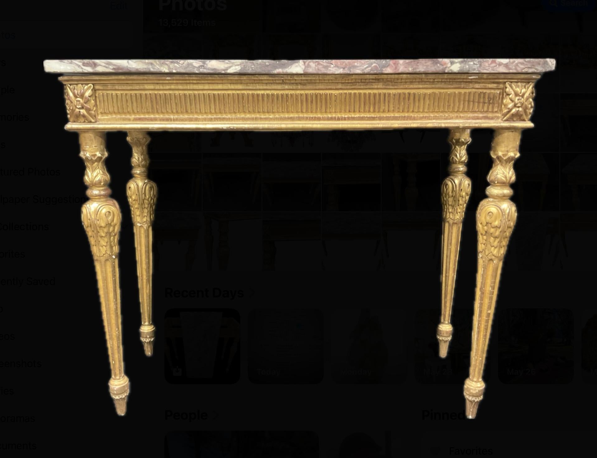 Tavolo consolle in legno dorato intagliato Luigi XVI con piano in marmo in vendita 2