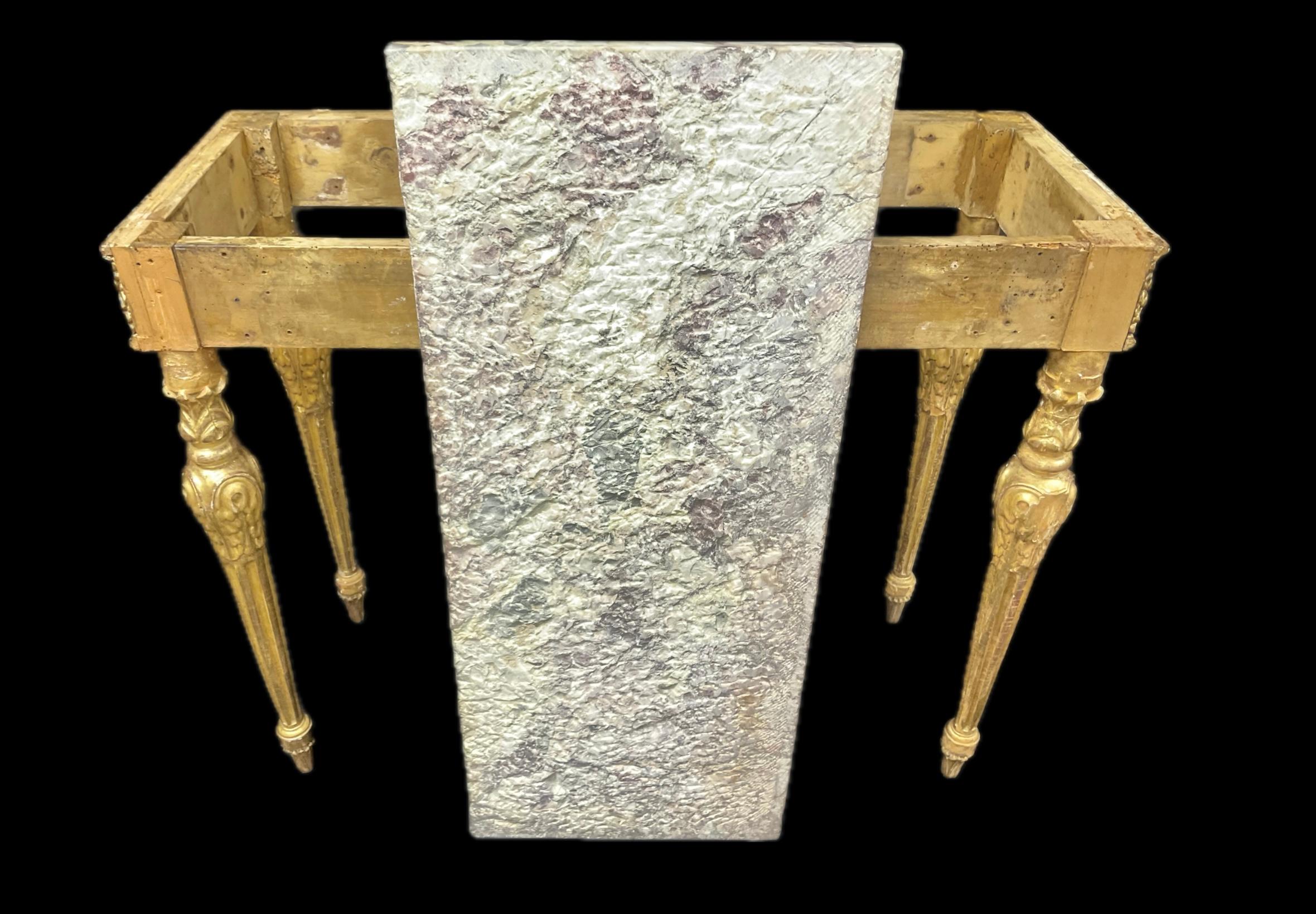Tavolo consolle in legno dorato intagliato Luigi XVI con piano in marmo in vendita 3