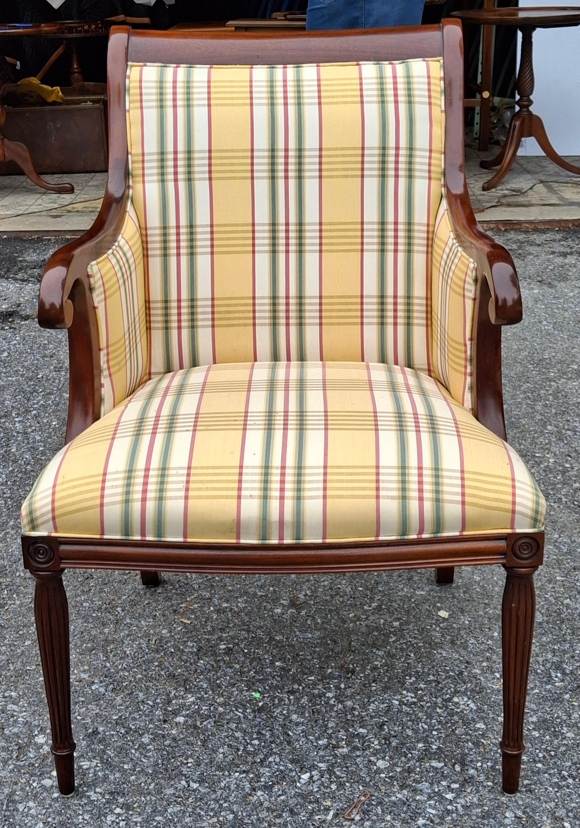 Fauteuil in mogano e imbottito in stile Luigi XVI della metà del XX secolo.
Misura 26,5