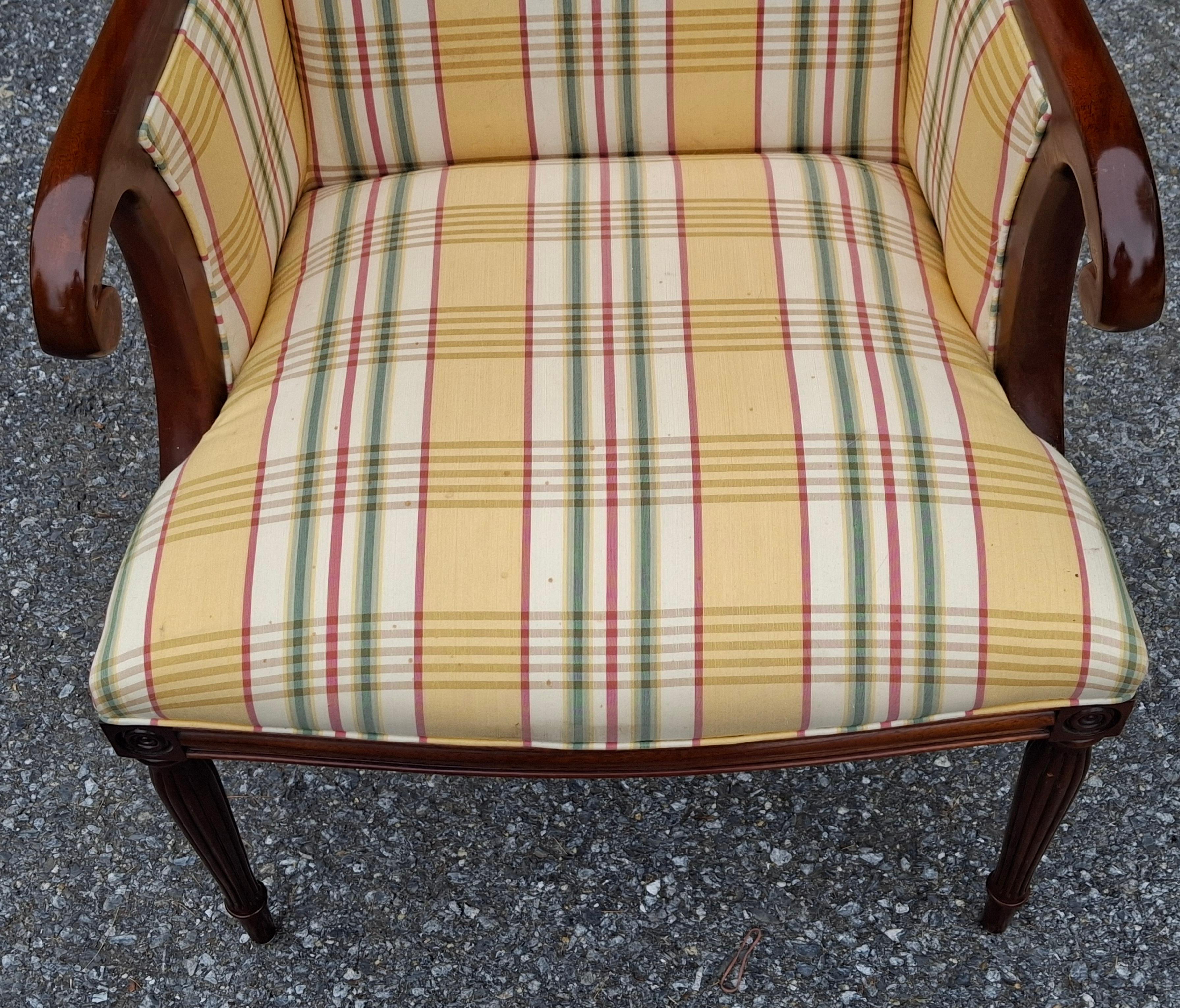 Fauteuil Luigi XVI in mogano intagliato e imbottito In condizioni buone in vendita a Germantown, MD
