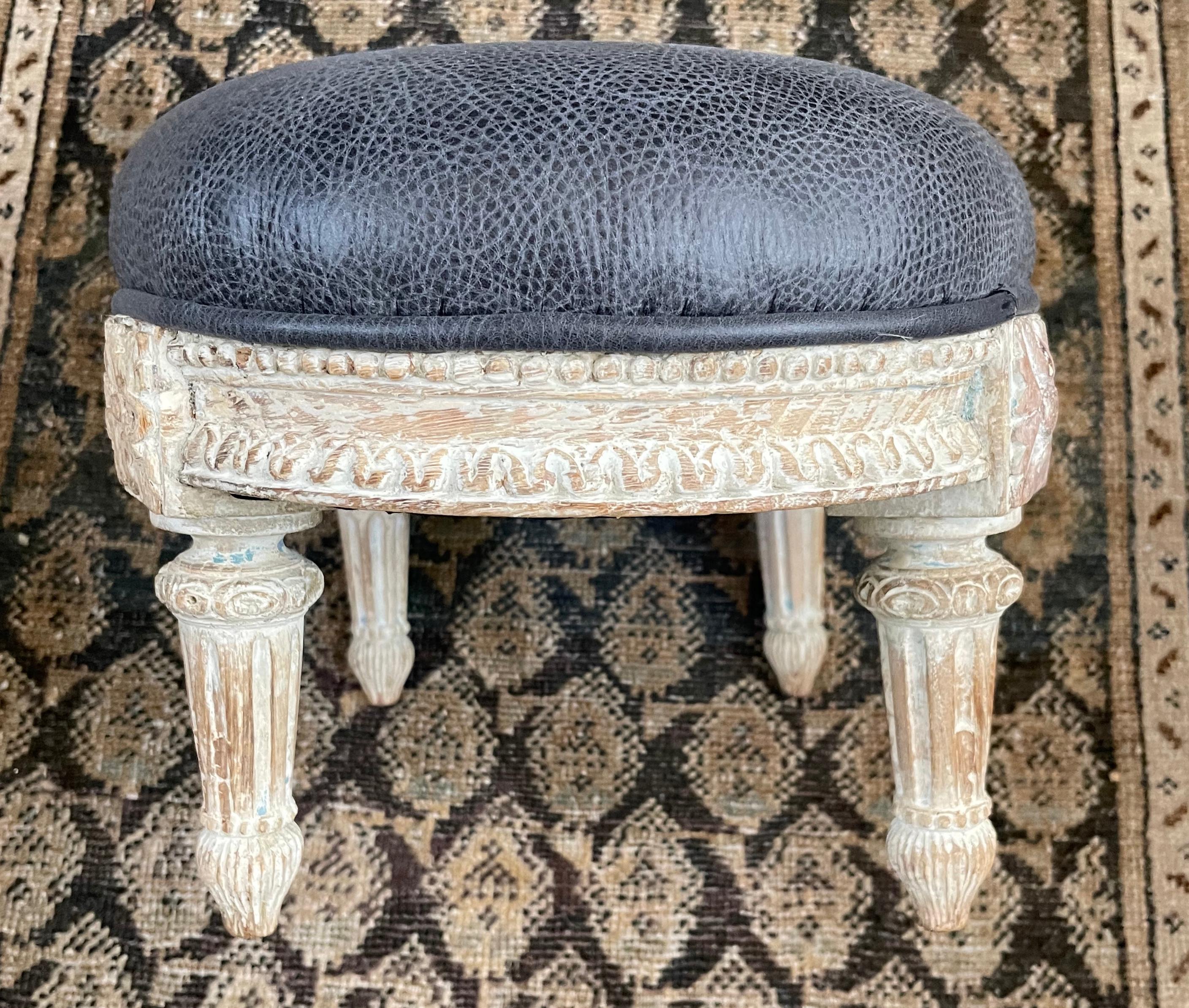 Louis XVI Carved Stool In Good Condition For Sale In New York, NY