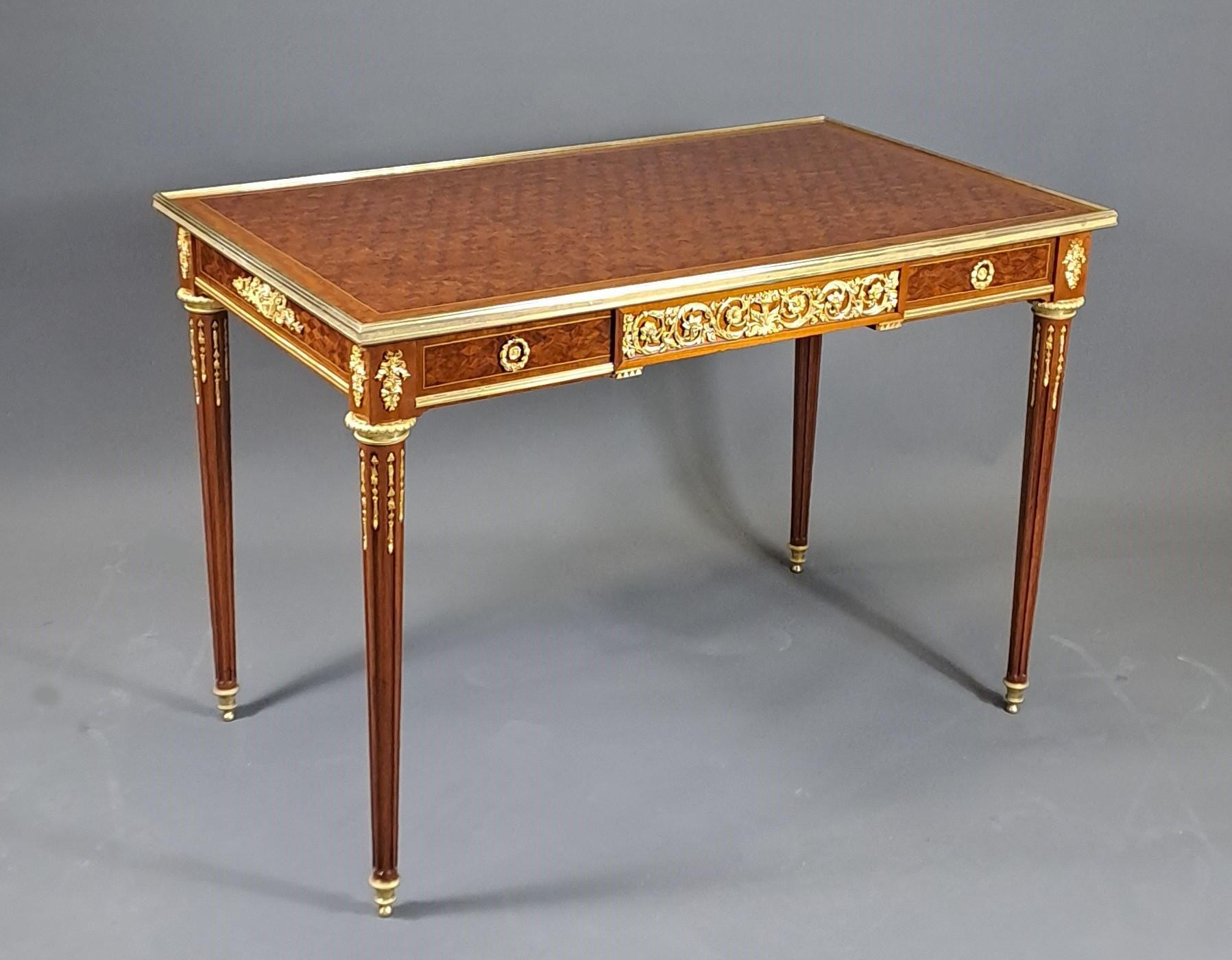 Prächtiger Mitteltisch im Louis XVI-Stil aus Mahagoni und Rosenholzeinlegearbeiten.

Hervorragende Verzierung aus sehr fein ziselierter, vergoldeter Bronze.

Öffnen einer großen Schublade.

Pariser Arbeit aus der zweiten Hälfte des 19. Jahrhunderts,