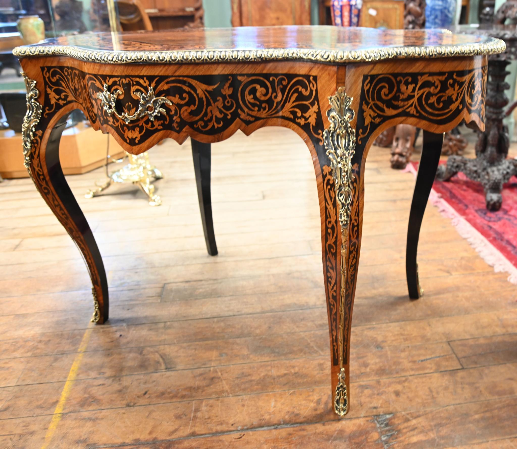 Prächtiger französischer Louis-XVI-Tisch mit Intarsien und Nussbaumholz aus dem 19.
Ormulo-Beschläge und zentrale Schublade
CIRCA 1840
Geformte Decke - Geigenform - sehr elegant
Die Intarsienarbeit, die von der ebonisierten Zierleiste abgesetzt ist,