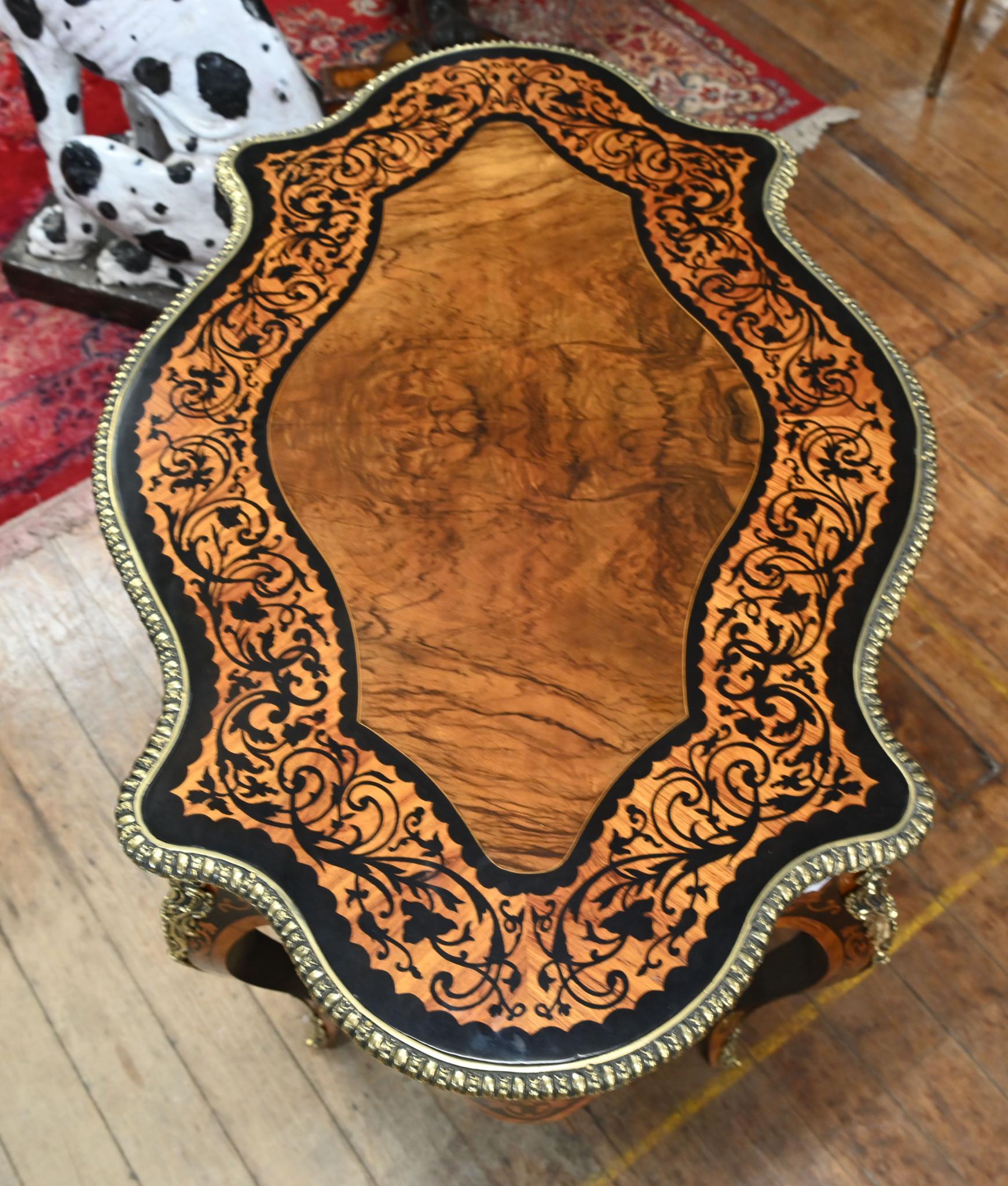 Louis XVI Mitteltisch Intarsienschreibtisch 1840 (Louis XVI.) im Angebot