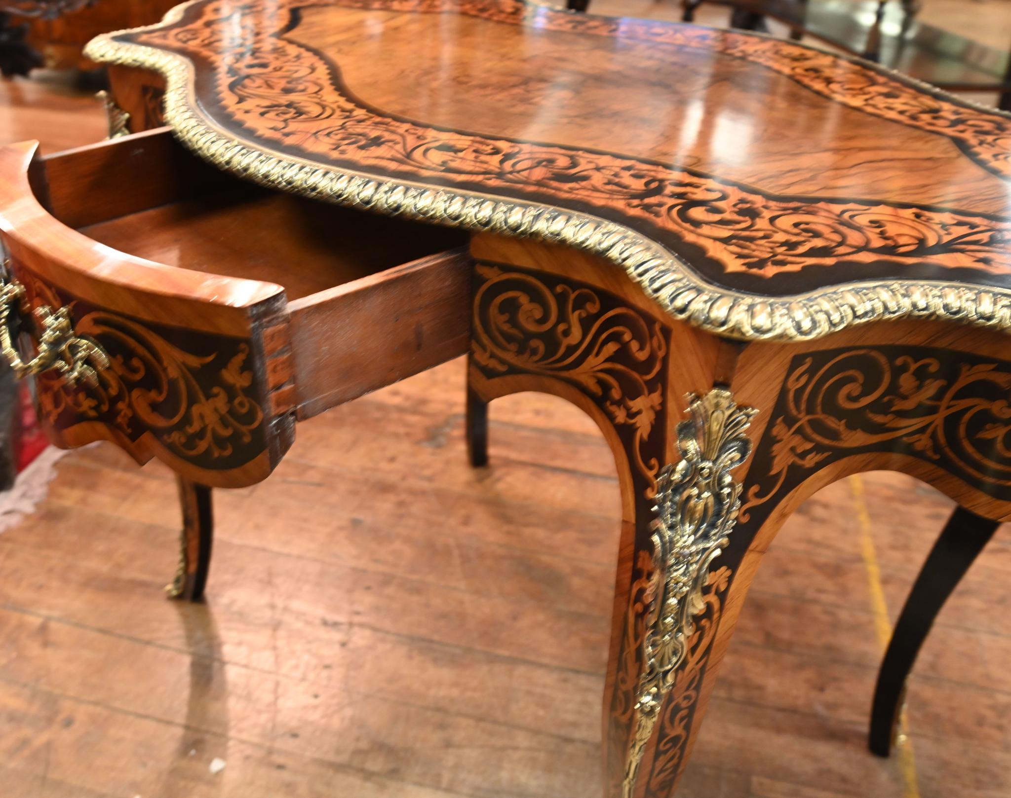 Louis XVI Mitteltisch Intarsienschreibtisch 1840 (Mittleres 19. Jahrhundert) im Angebot