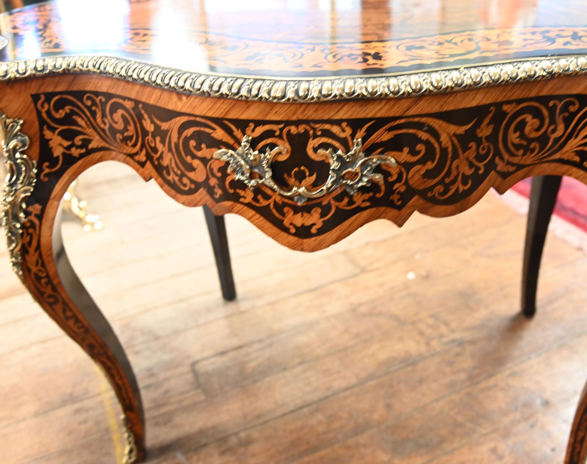 Louis XVI Mitteltisch Intarsienschreibtisch 1840 (Holz) im Angebot