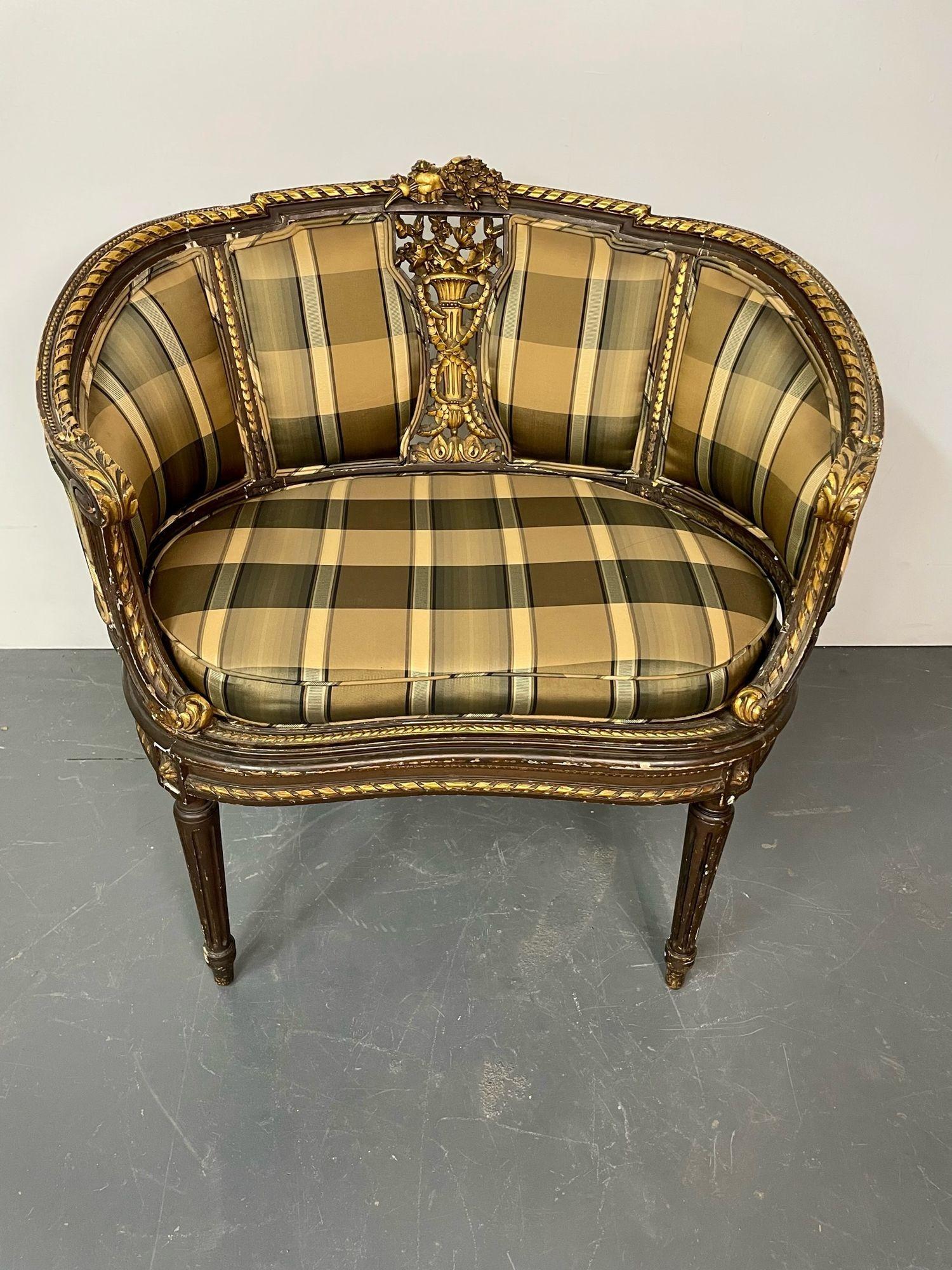 Louis XVI large chair signed Guillaume Grohe
Guillaume Grohe Fine Grohe signed chair in the style of Louis XVI. The frame finely carved with gilt gold highlights. The chair measures. - 33 high by 32 l by 21 D, late 19th early 20th century price of