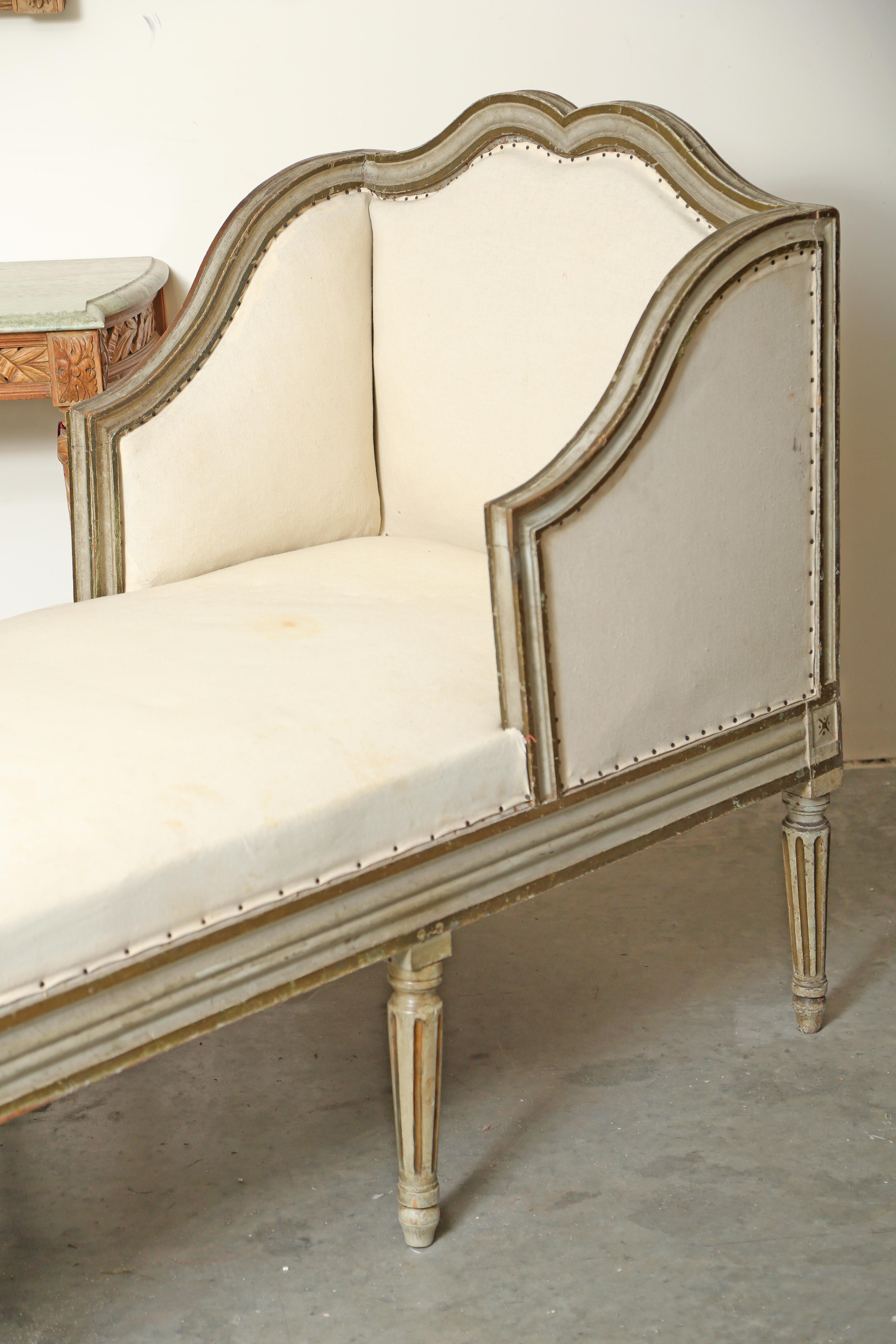 Louis XVI Chaiselongue, entweder Ende des 18. oder Anfang des 19. Jahrhunderts. Dieses Stück ist noch in der Originalfarbe und mit weißem Musselin gepolstert. Es wird von acht säulenartigen/geriffelten Beinen getragen. Die Farbe ist etwas