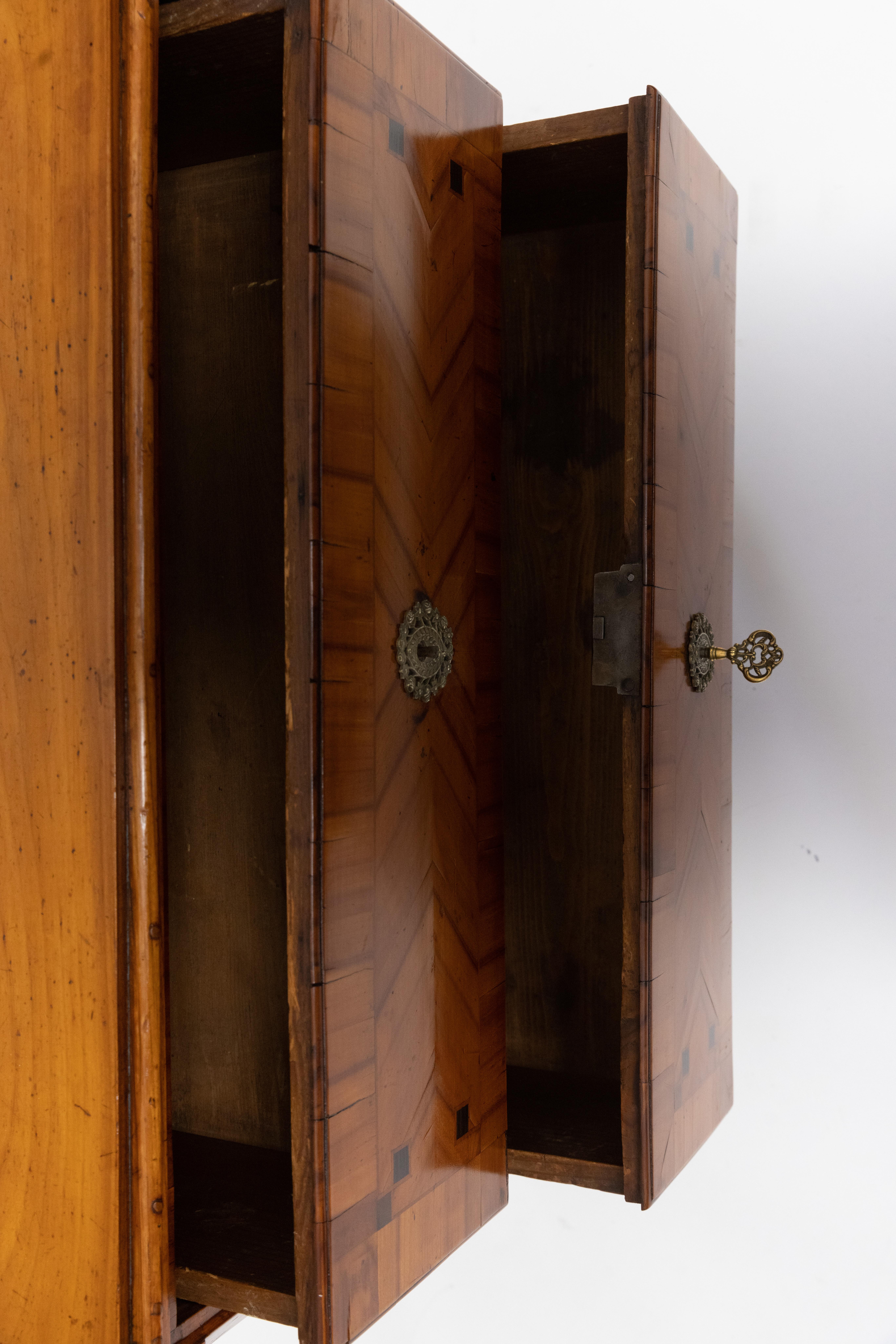 Cassapanca Luigi XVI in legno impiallacciato di ciliegio con intarsi in Wood in vendita 4