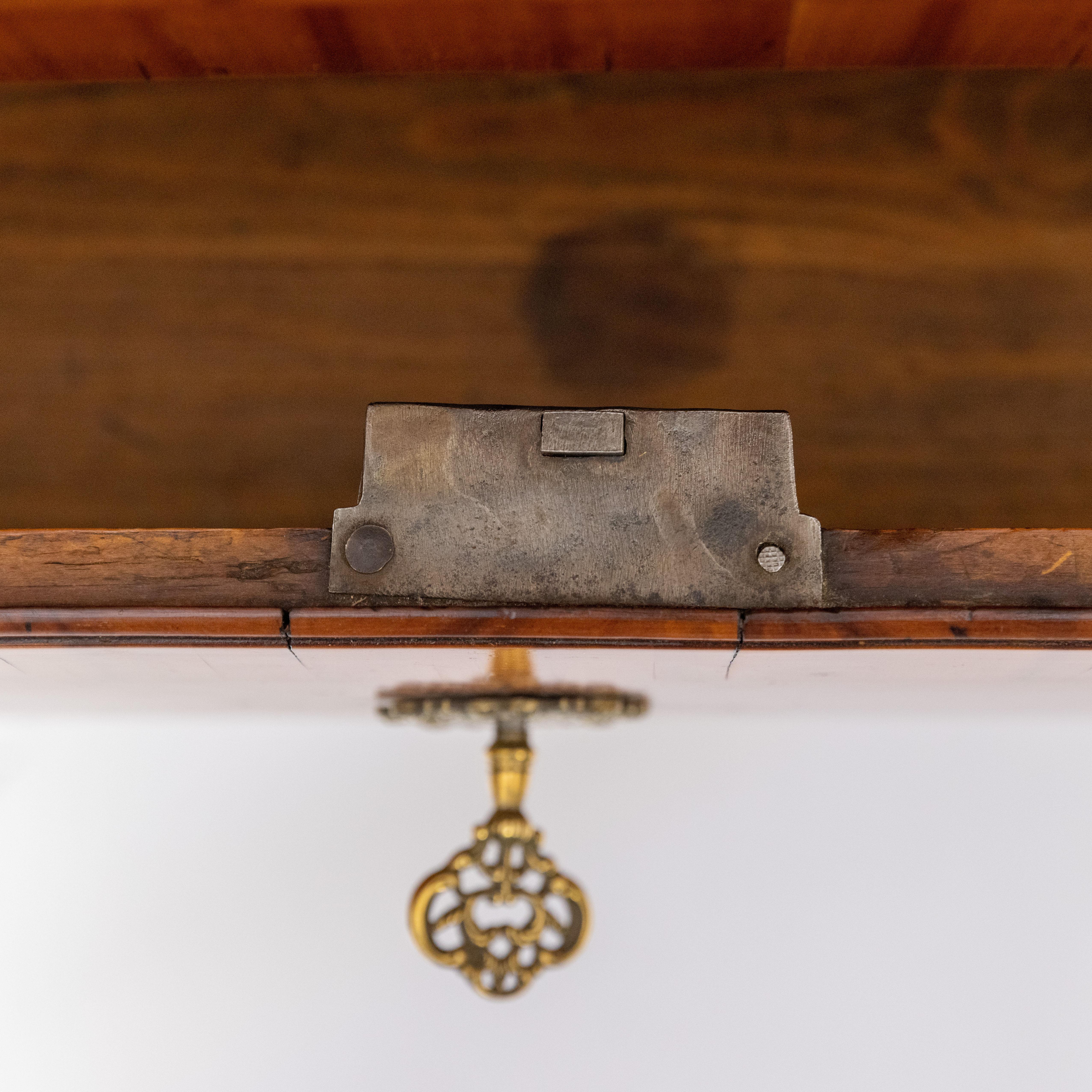 Cassapanca Luigi XVI in legno impiallacciato di ciliegio con intarsi in Wood in vendita 5