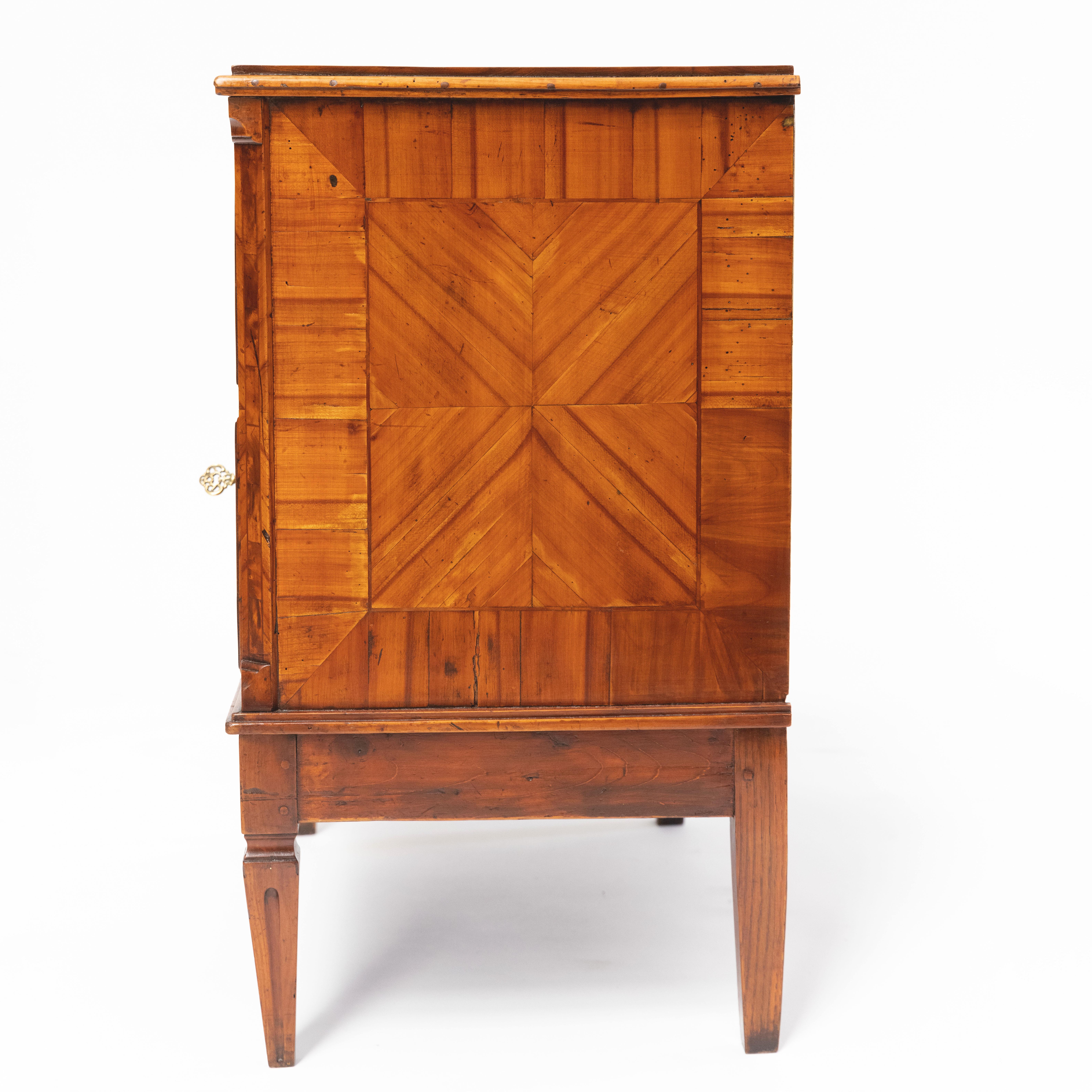 Cassapanca Luigi XVI in legno impiallacciato di ciliegio con intarsi in Wood in vendita 7