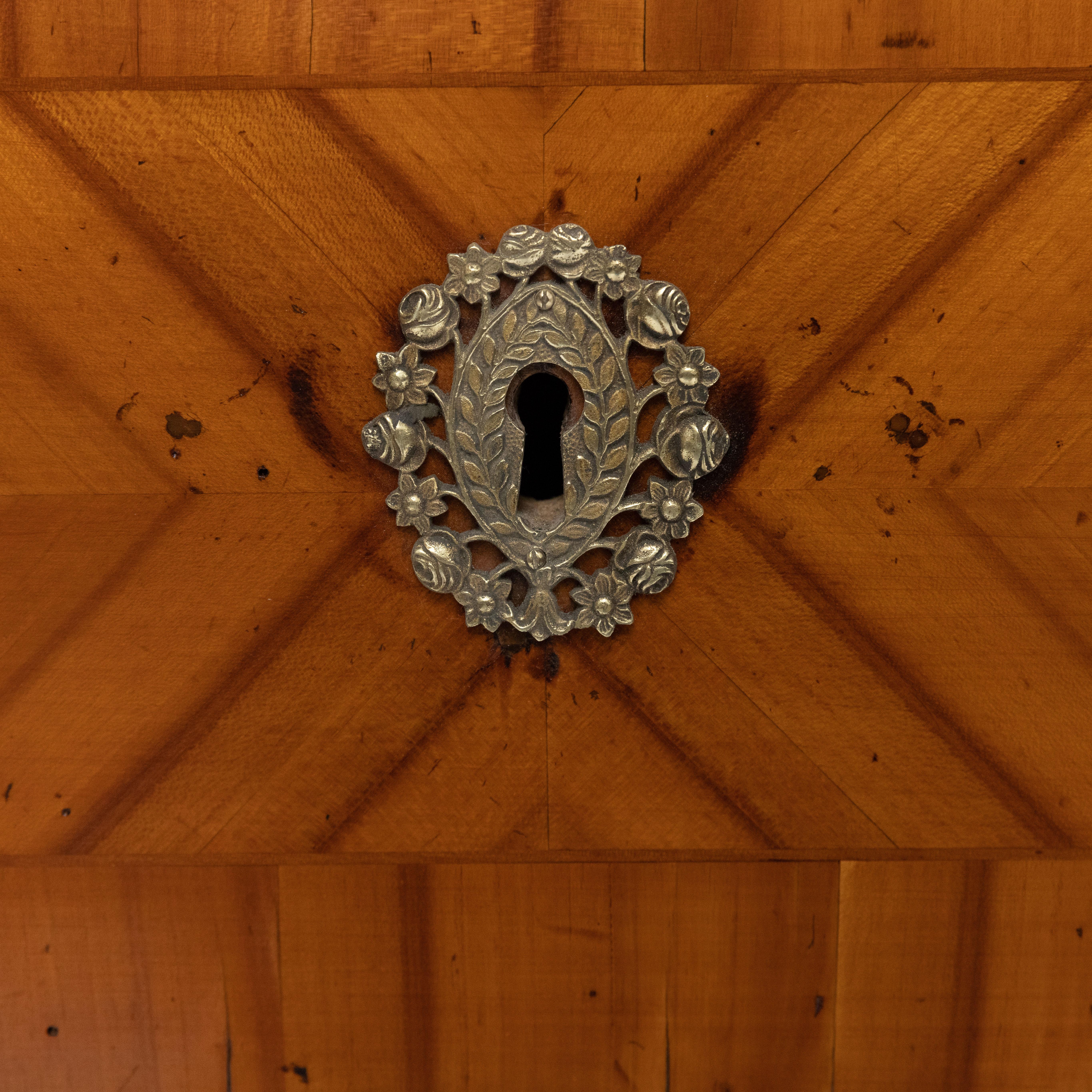XVIII secolo Cassapanca Luigi XVI in legno impiallacciato di ciliegio con intarsi in Wood in vendita