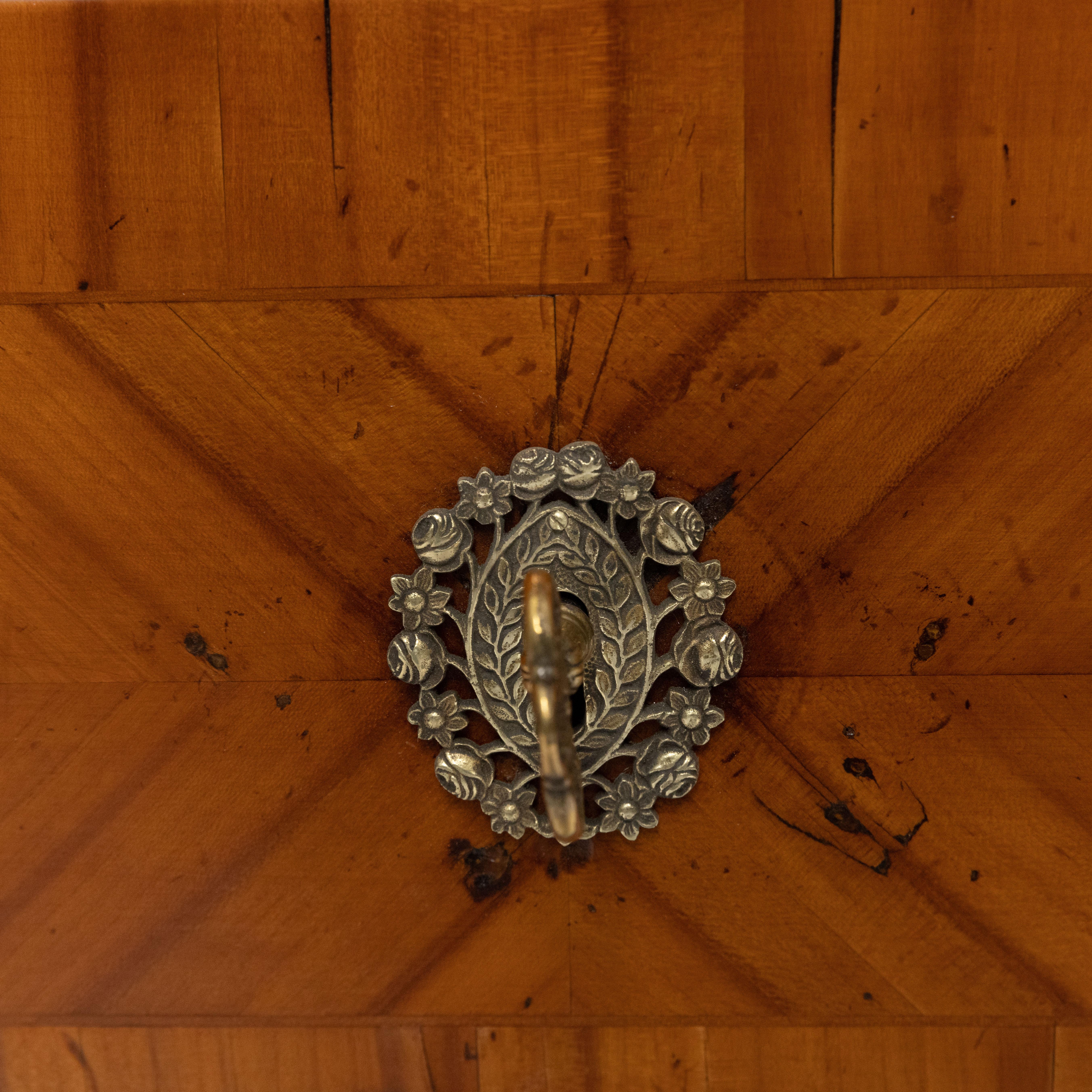 Ottone Cassapanca Luigi XVI in legno impiallacciato di ciliegio con intarsi in Wood in vendita