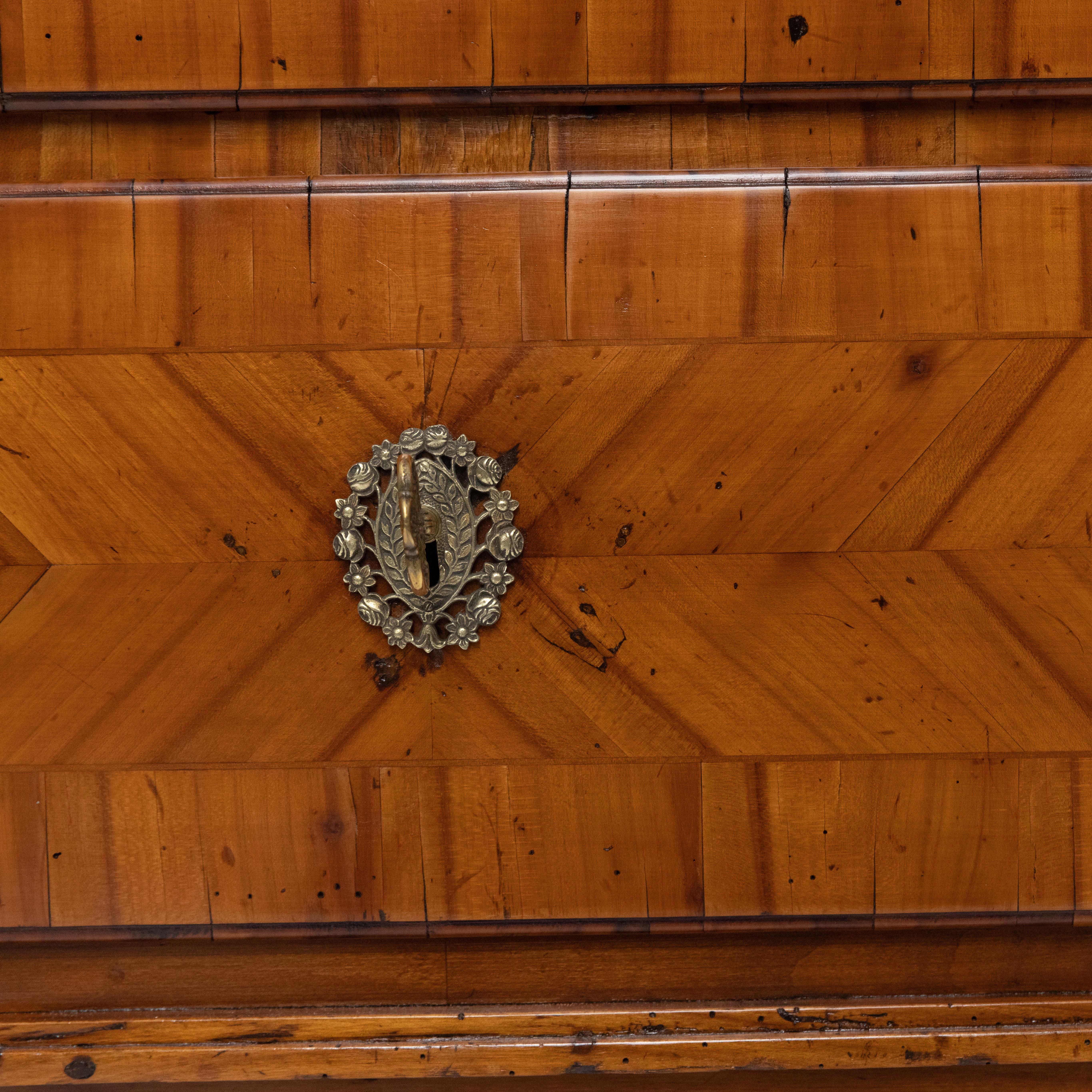 Cassapanca Luigi XVI in legno impiallacciato di ciliegio con intarsi in Wood in vendita 2