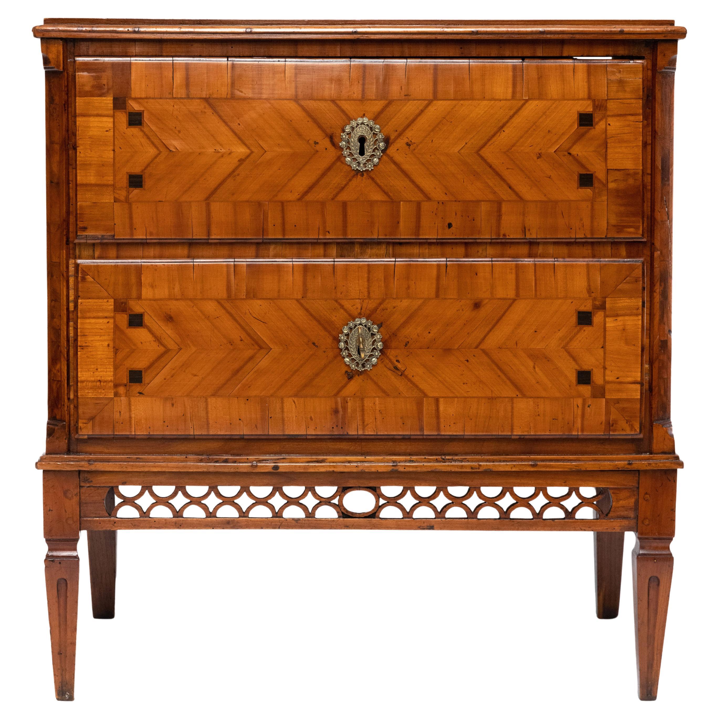 Louis XVI Kommode aus Kirschbaumfurnier mit Nussbaumintarsien