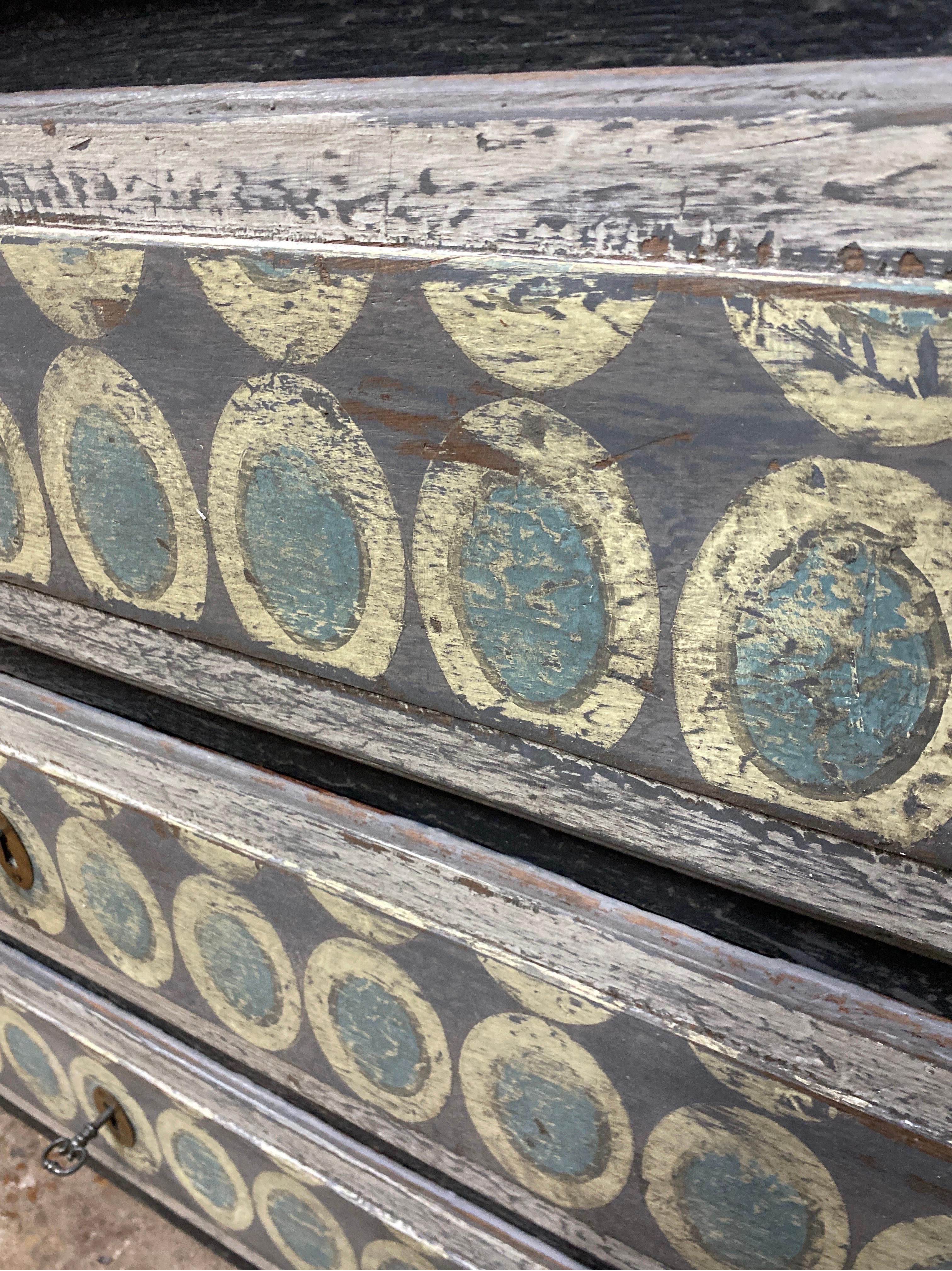 Louis xvi chest of drawers 3 patina drawers with different shapes and colors For Sale 2