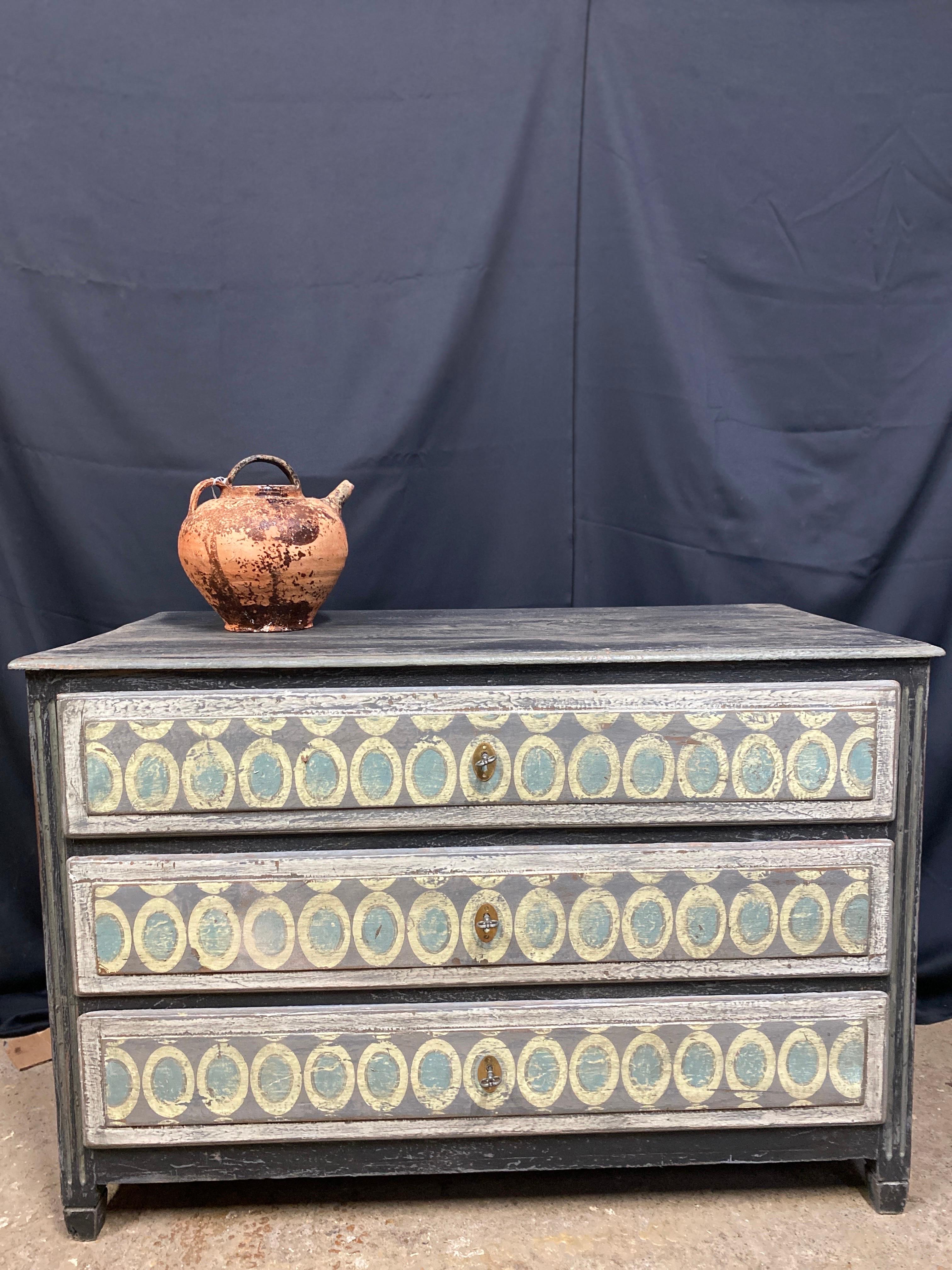 Louis xvi chest of drawers 3 patina drawers with different shapes and colors For Sale 3