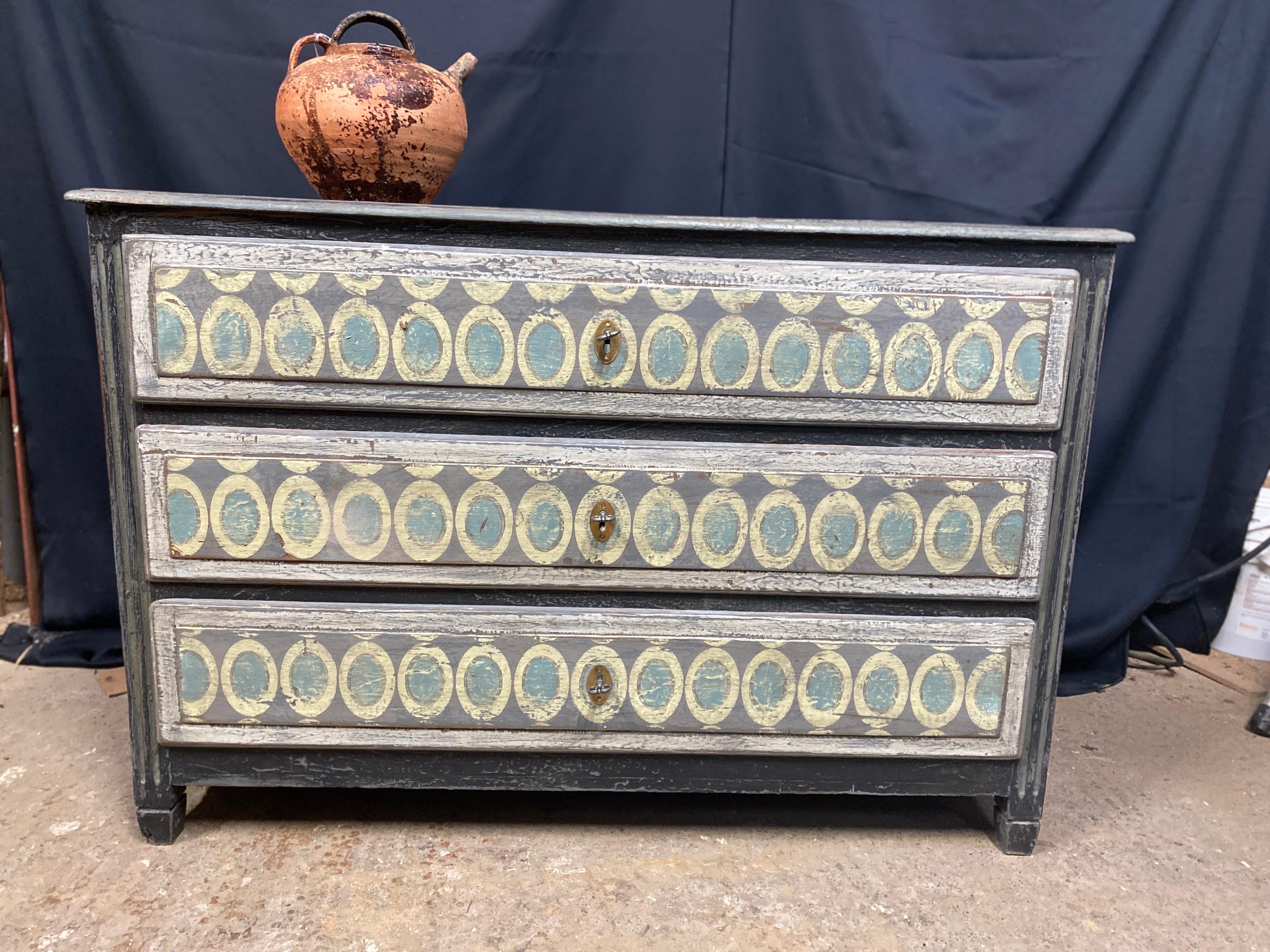 very pretty Louis XVI chest of drawers from the 19th century opening with 3 drawers, beautiful patina, very decorative in several colors and pleasant shapes, spindle base in perfect state of conservation