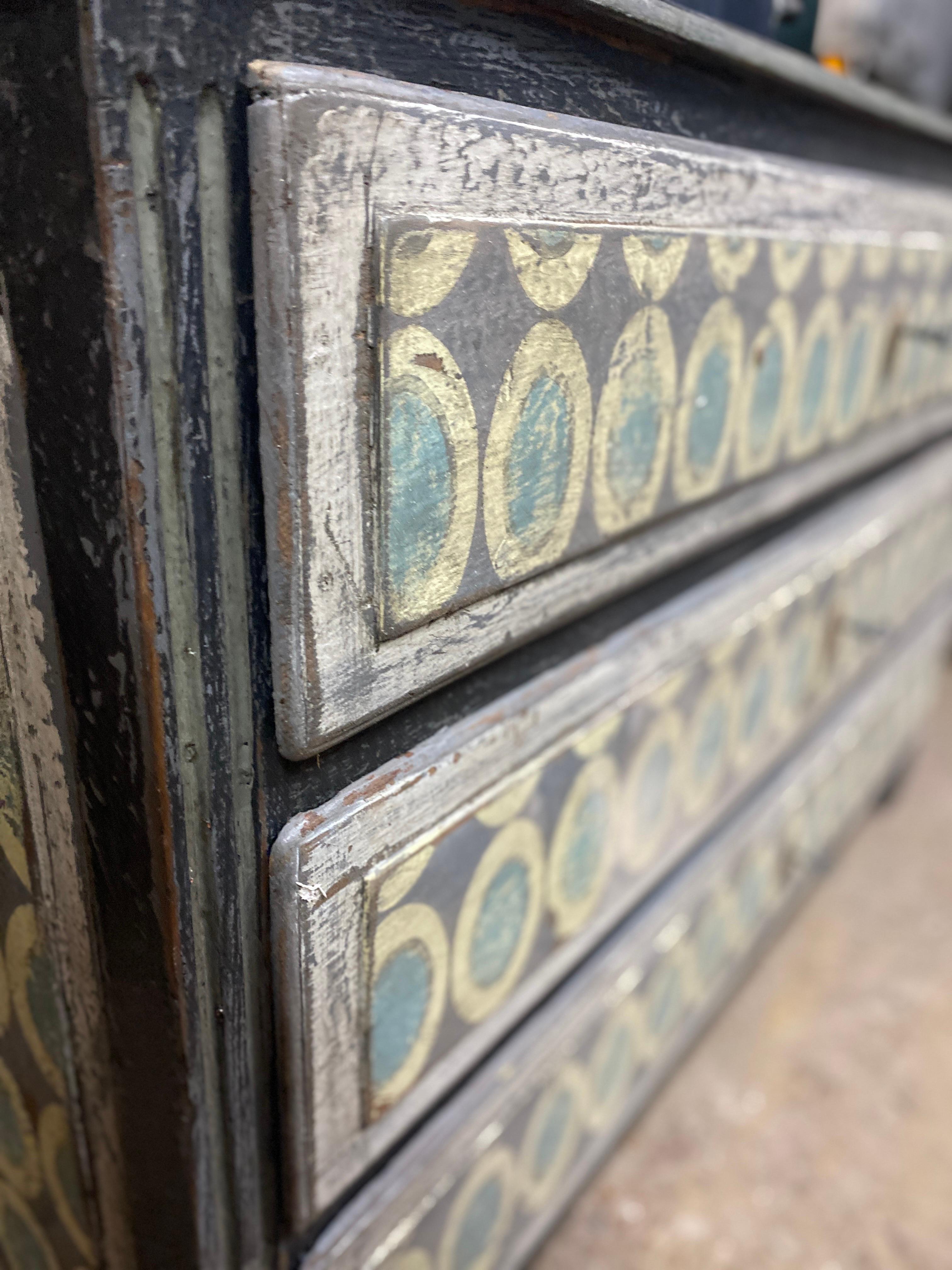 Louis xvi chest of drawers 3 patina drawers with different shapes and colors In Excellent Condition For Sale In Somme-Leuze, BE
