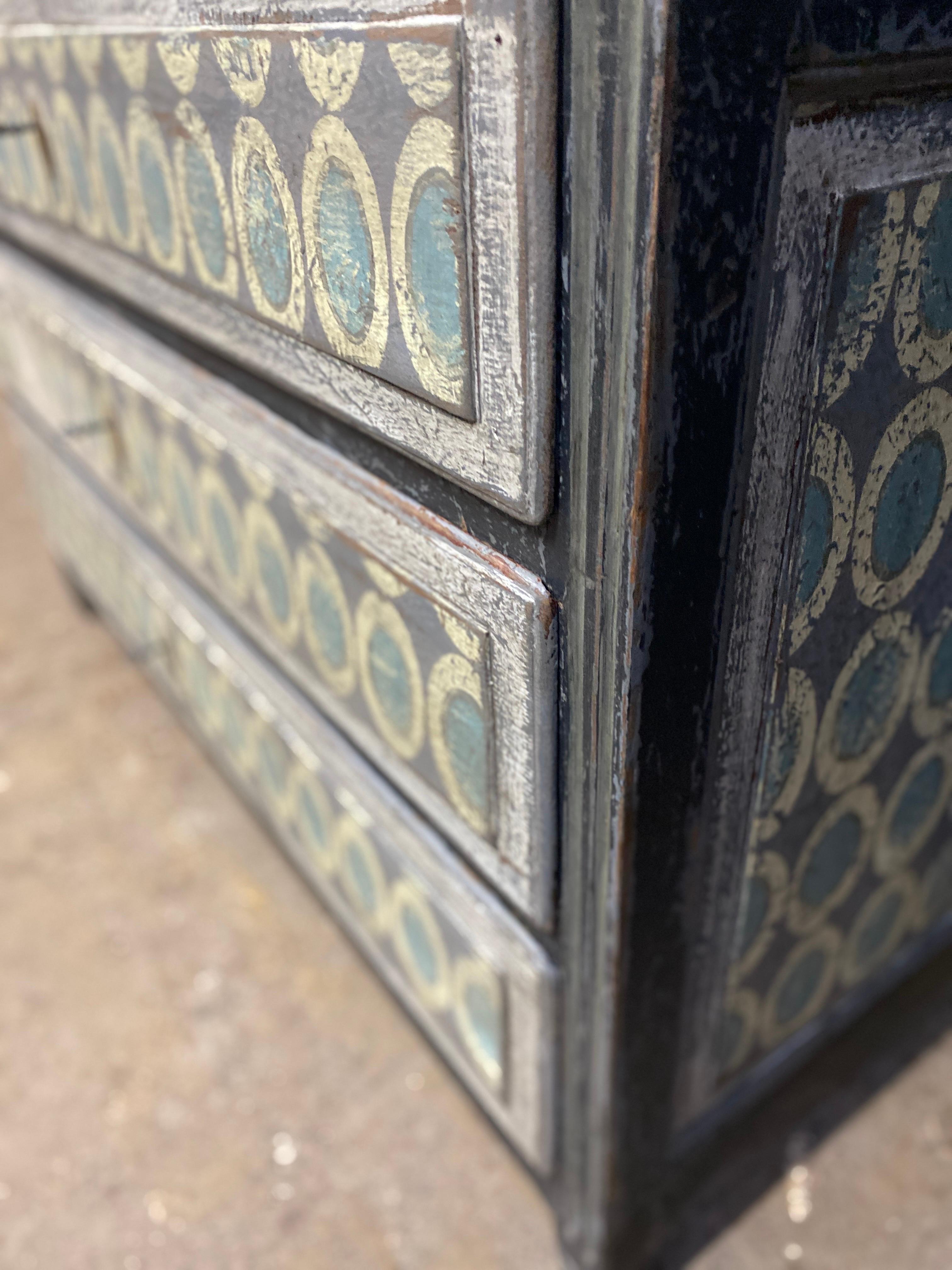 Louis xvi chest of drawers 3 patina drawers with different shapes and colors For Sale 1