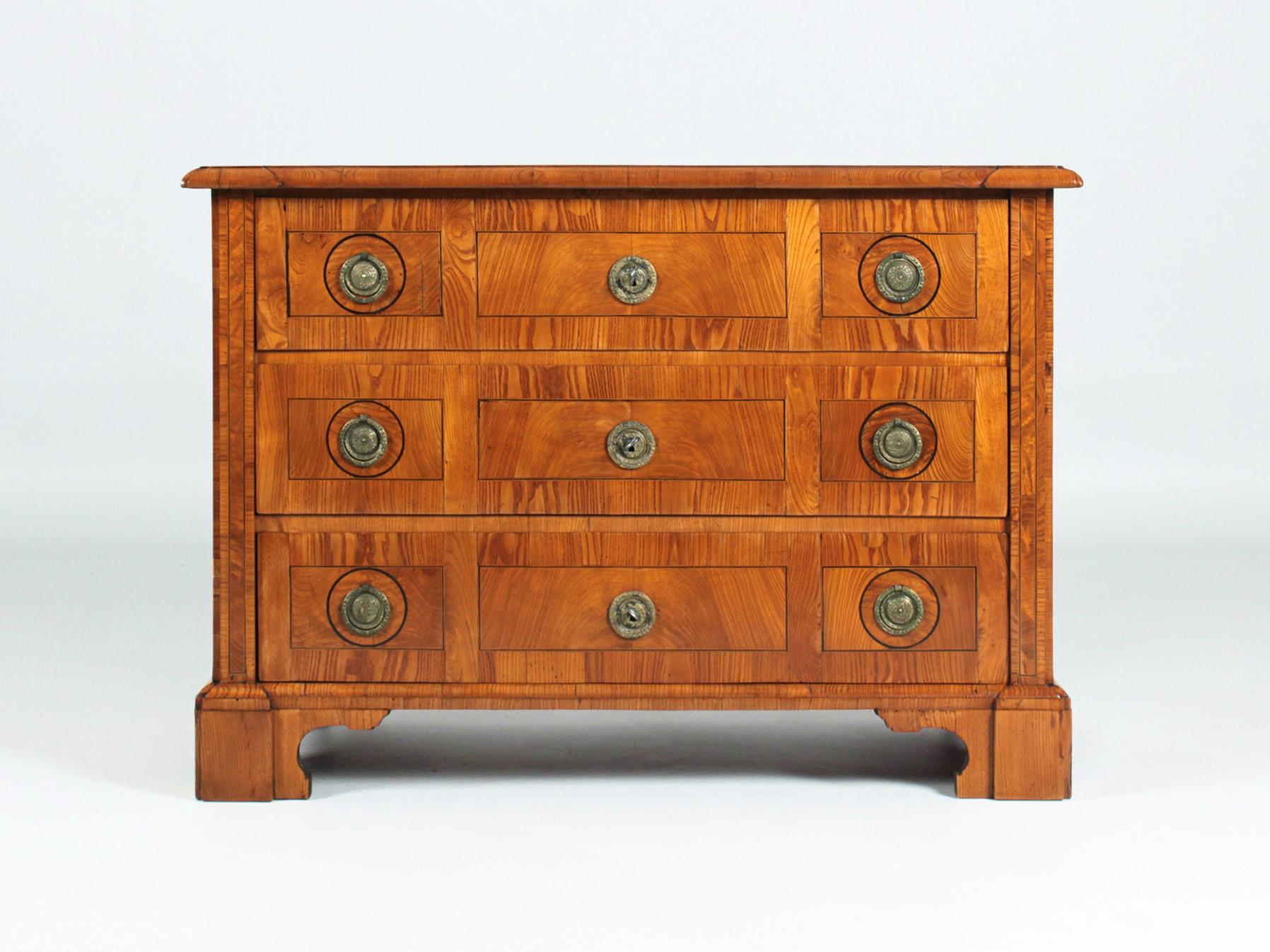 Classicist chest of drawers

Brunswick
Ash tree
Louis XVI circa 1800

Dimensions: H x W x D: 80 x 113 x 56 cm

Description:
North German Louis XVI chest of drawers with light-coloured base wood and dark contrasting inlays.

Three-tier piece of