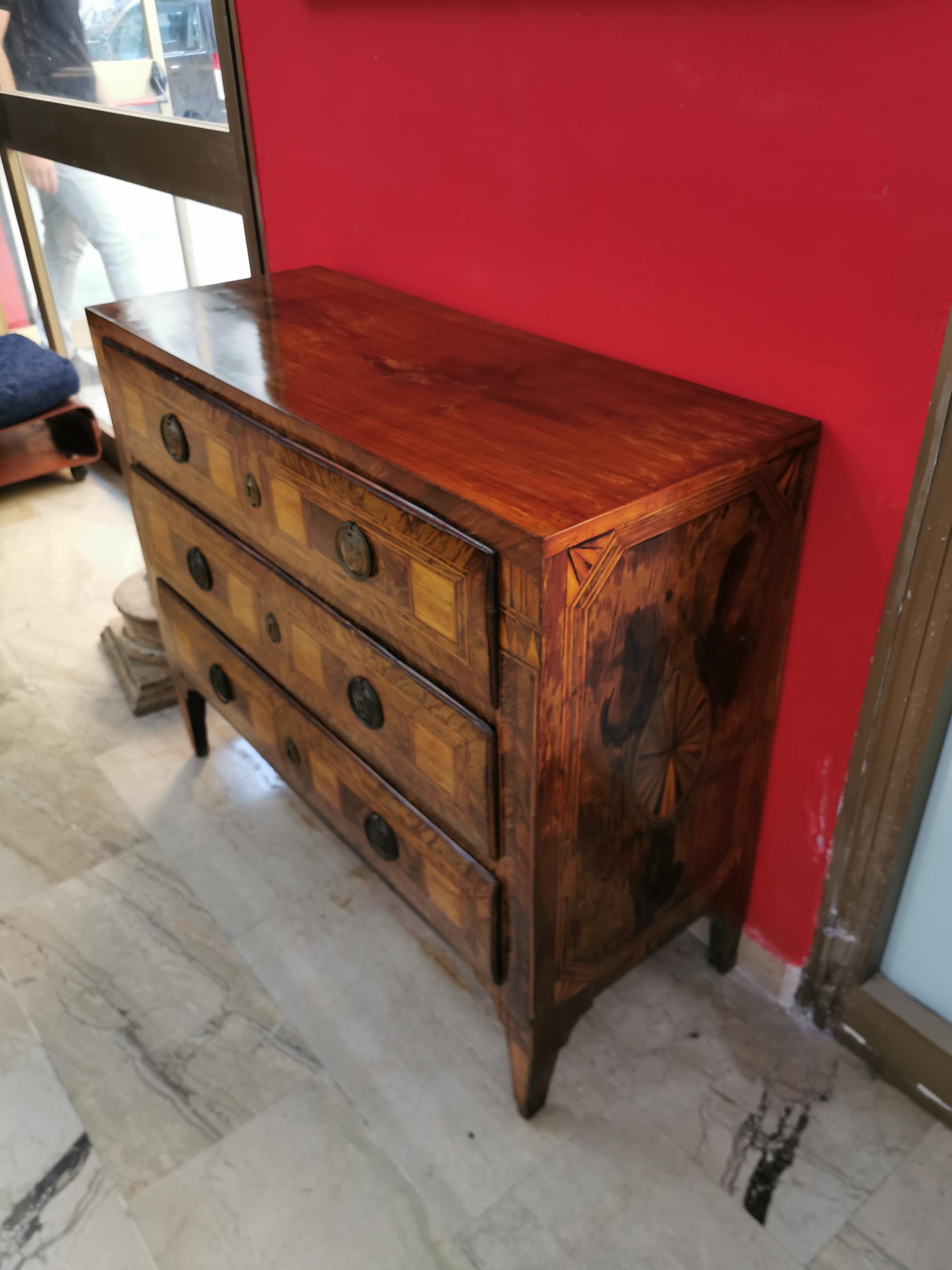 Louis XVI Chest of Drawers (Weichholz) im Angebot