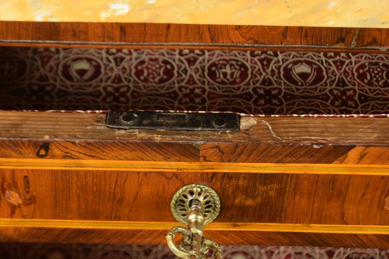 Kommode aus Rosenholz mit gelbem Siena-Marmor im Stil Louis XVI. im Zustand „Gut“ im Angebot in Prato, IT