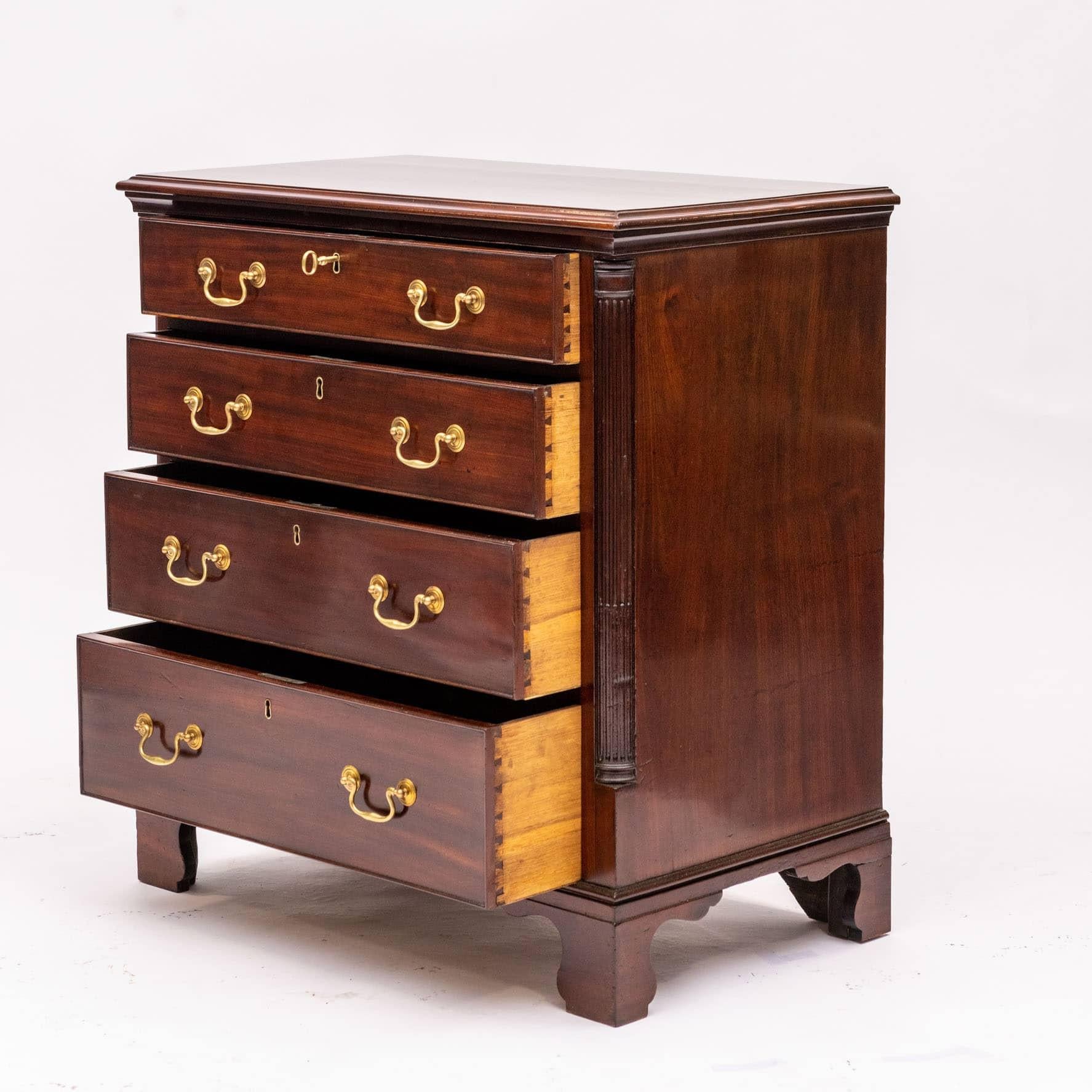 Louis XVI chest of drawers made of solid mahogany.
Profile molding under top plate and sides with fluted quarter columns.
Four drawers with original bronze fittings.

Refinished with respect for the natural beautiful patina.
Copenhagen 1780 - 1790.
