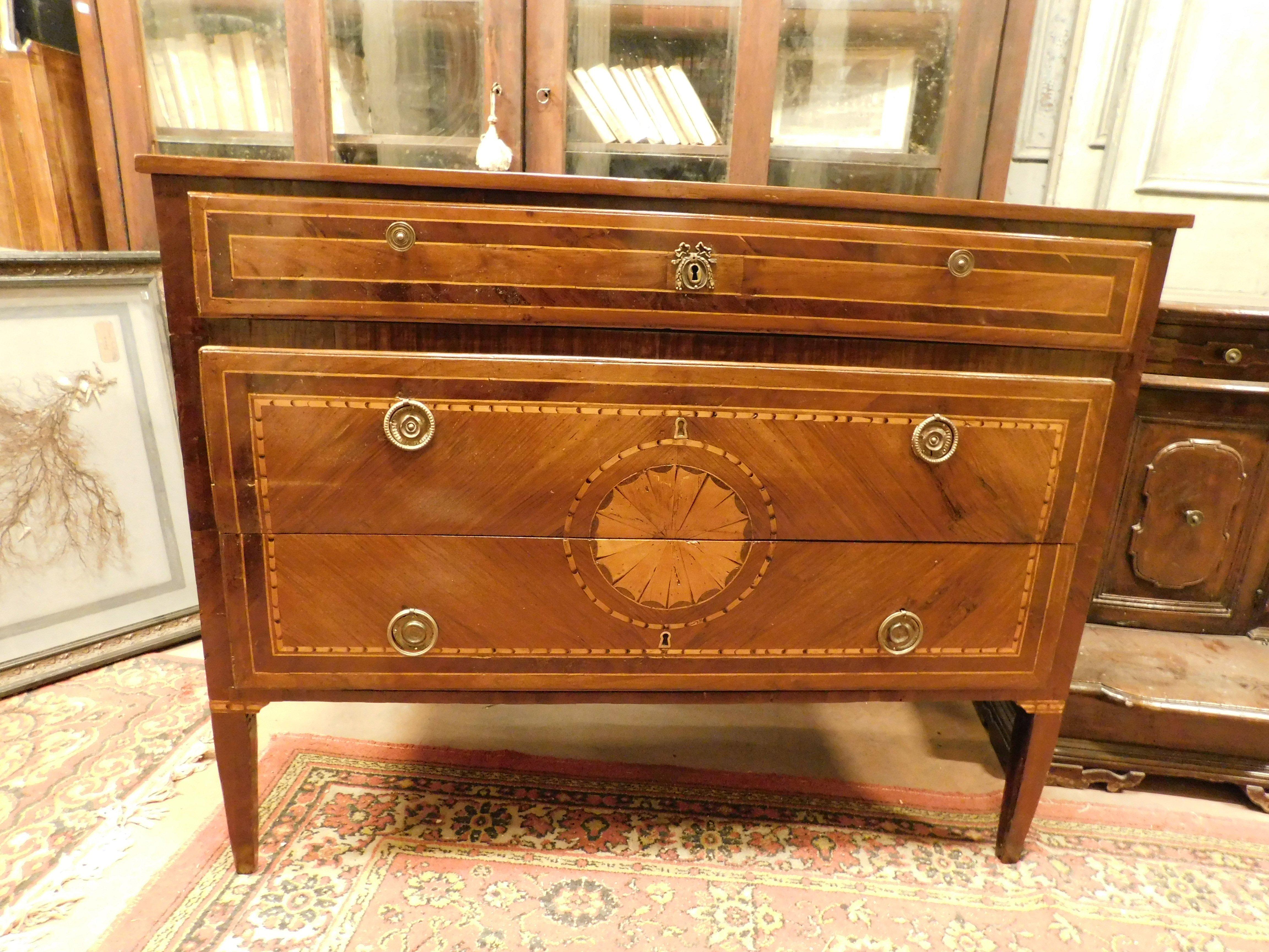 Antico cassettone Luigi XVI, cassettone riccamente impiallacciato e intarsiato, ha un piccolo cassetto superiore e due cassetti inferiori più grandi, i lati e il piano sono anch'essi impiallacciati con decorazioni geometriche. Molto elegante e