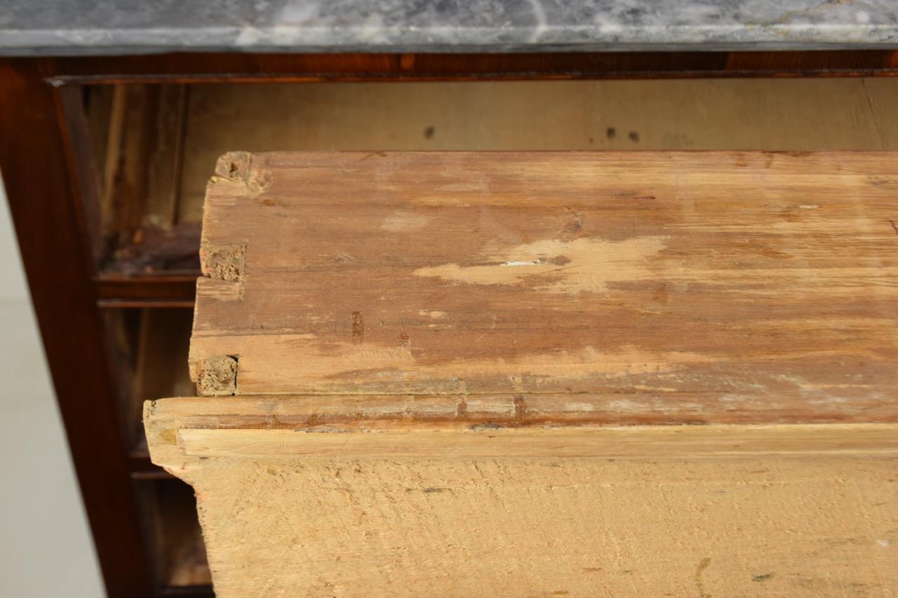 Cassettiera Luigi XVI impiallacciata in palissandro con piano in marmo grigio in vendita 3