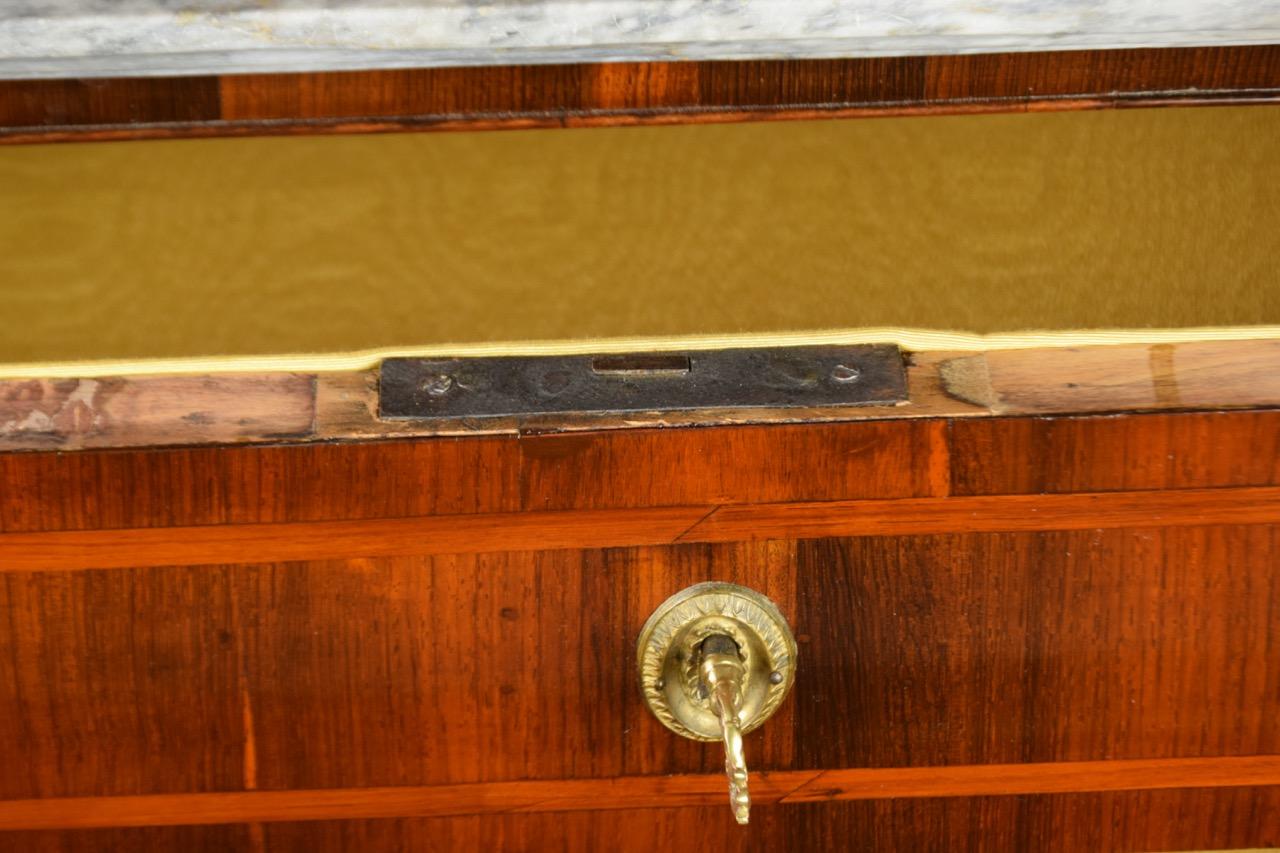 Cassettiera Luigi XVI impiallacciata in palissandro con piano in marmo grigio in vendita 5