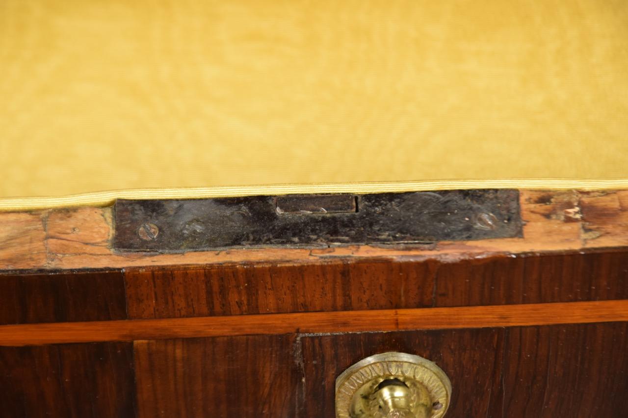 Commode Louis XVI en bois de rose avec plateau en marbre gris en vente 6